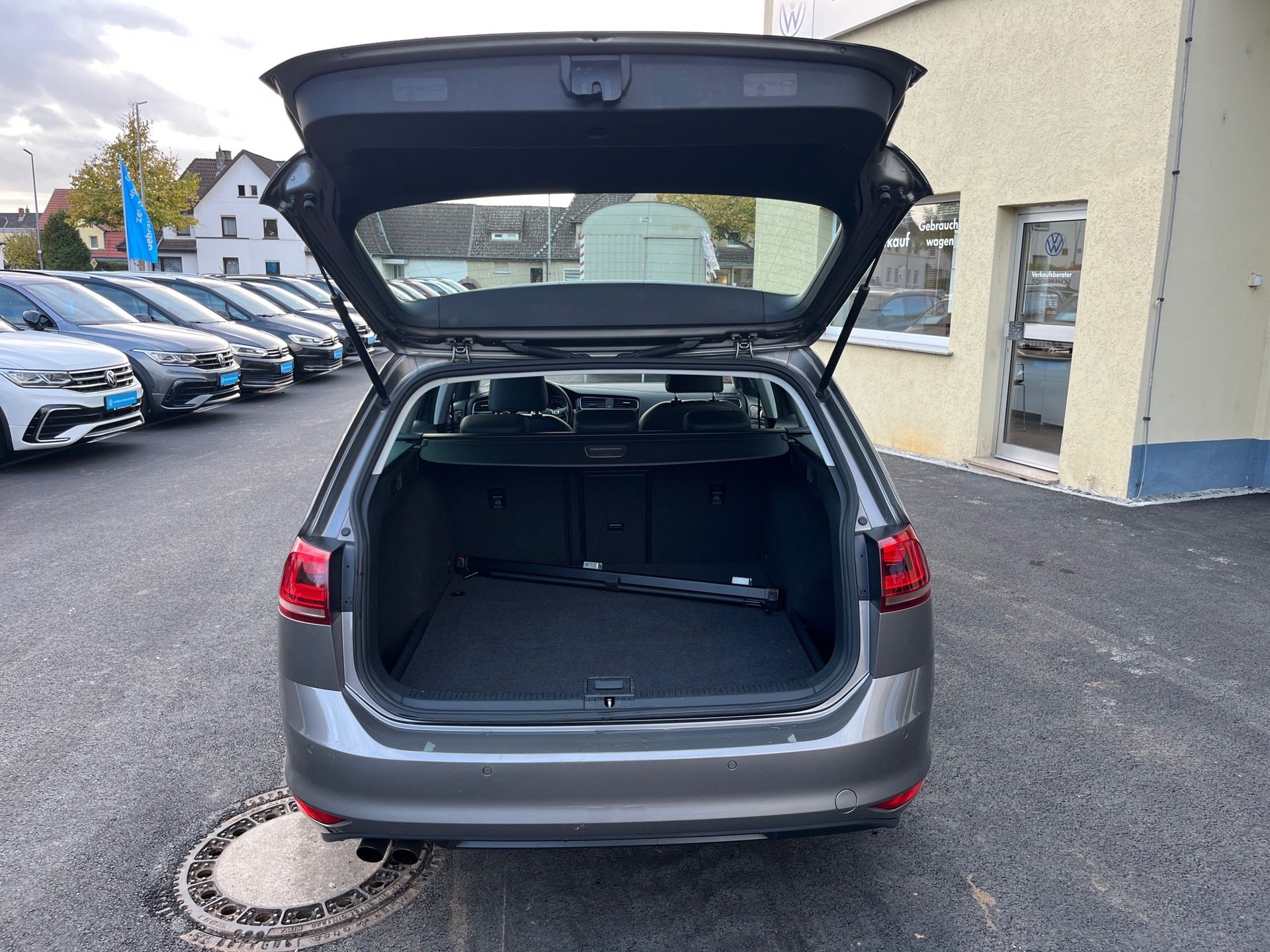 Golf VII Variant HIGHLINE TSI DSG+ALU 16+RÜCKFAHRKAMERA+ACC+EINPARKHILFE+KLIMA+RADIO