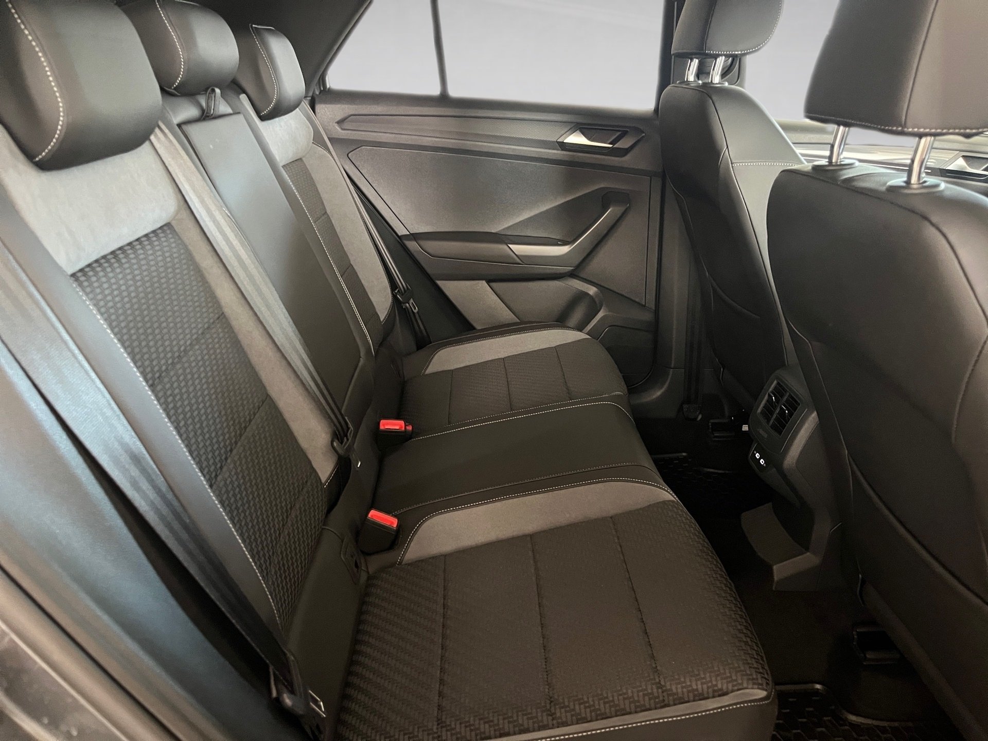T-ROC SPORT TSI DSG+ALU 19+AHK+NAVI+EINPARKHILFE+SITZHEIZUNG+WINTERPAKET+KLIMA