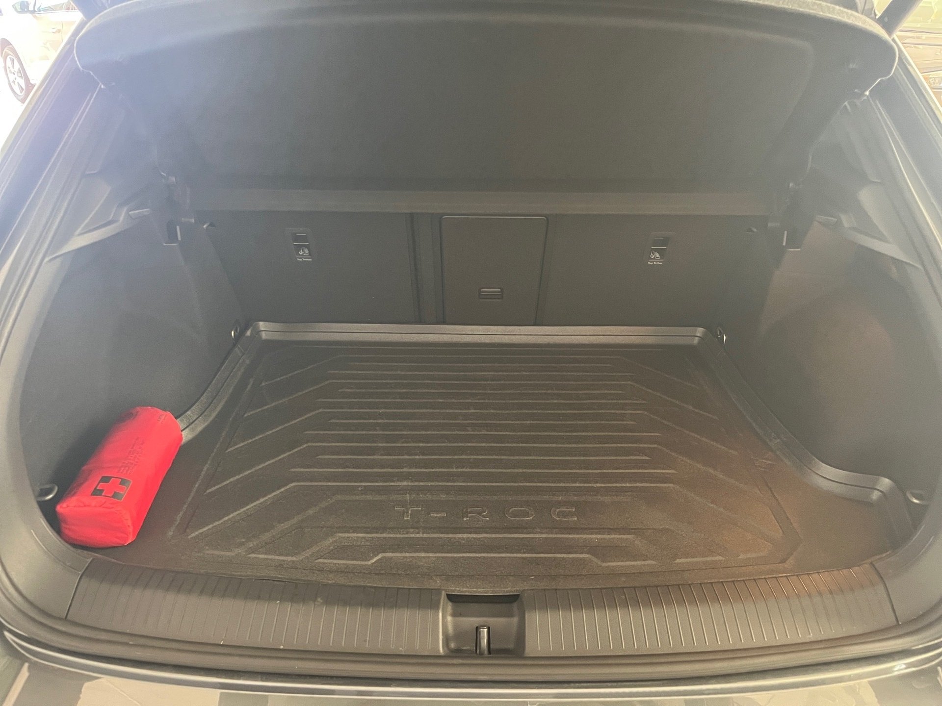 T-ROC SPORT TSI DSG+ALU 19+AHK+NAVI+EINPARKHILFE+SITZHEIZUNG+WINTERPAKET+KLIMA