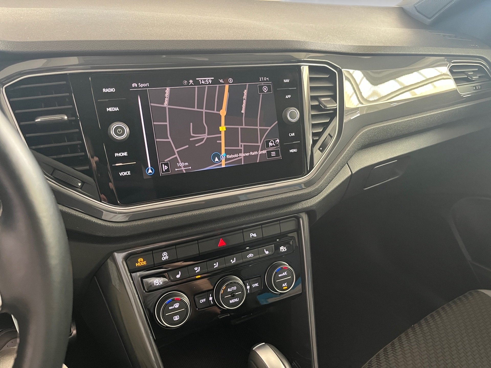 T-ROC SPORT TSI DSG+ALU 19+AHK+NAVI+EINPARKHILFE+SITZHEIZUNG+WINTERPAKET+KLIMA