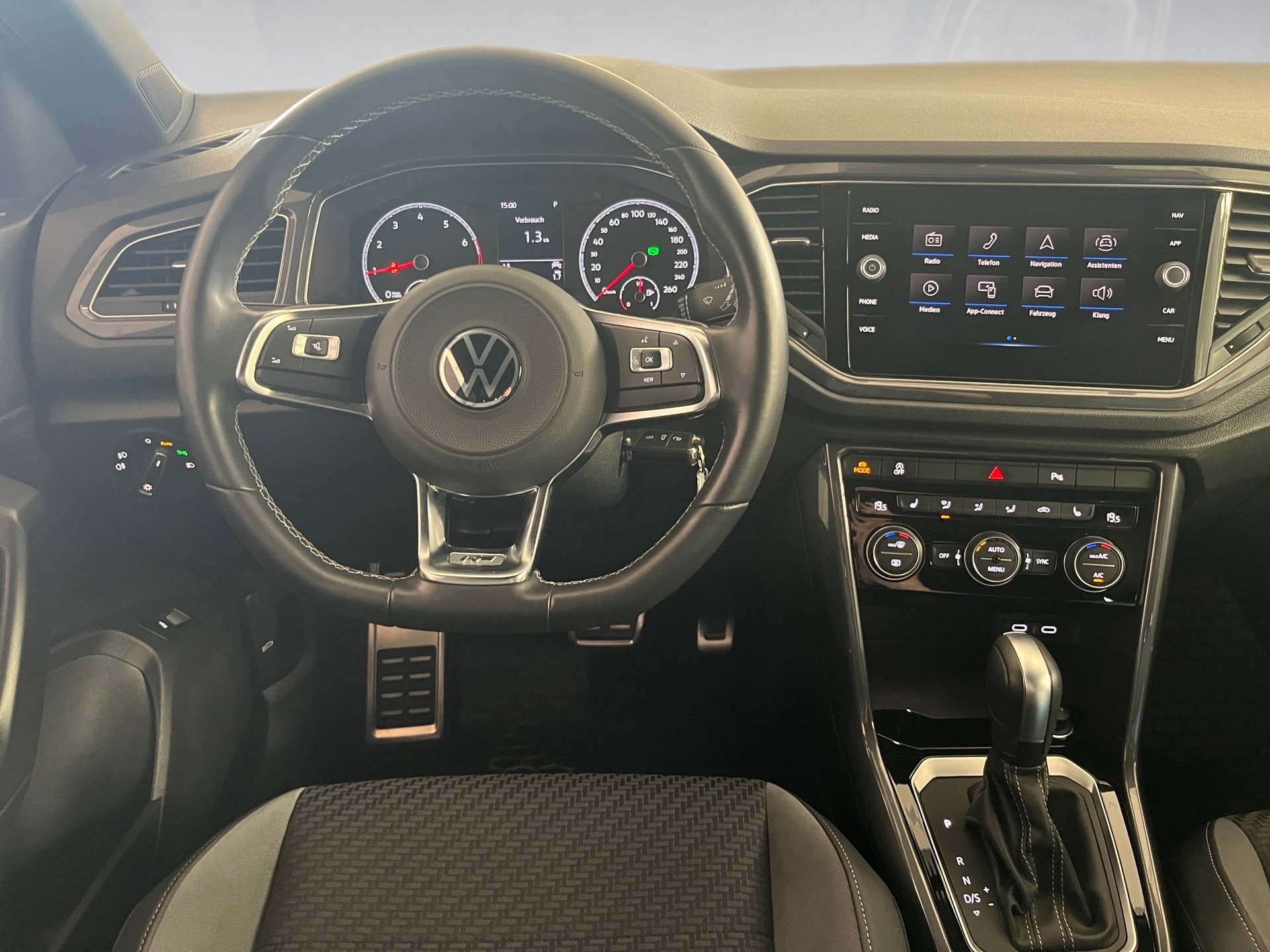T-ROC SPORT TSI DSG+ALU 19+AHK+NAVI+EINPARKHILFE+SITZHEIZUNG+WINTERPAKET+KLIMA