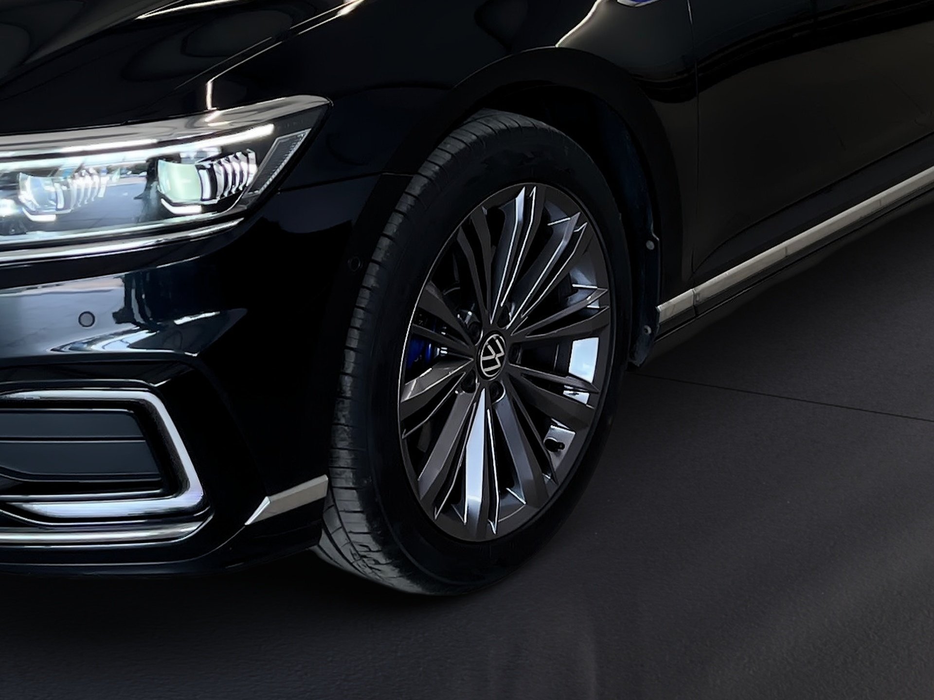Passat Variant GTE DSG+AHK+ALU 18+RÜCKFAHRKAMERA+TRAVEL ASSIST+LED-MATRIX+NAVI+APP CONN