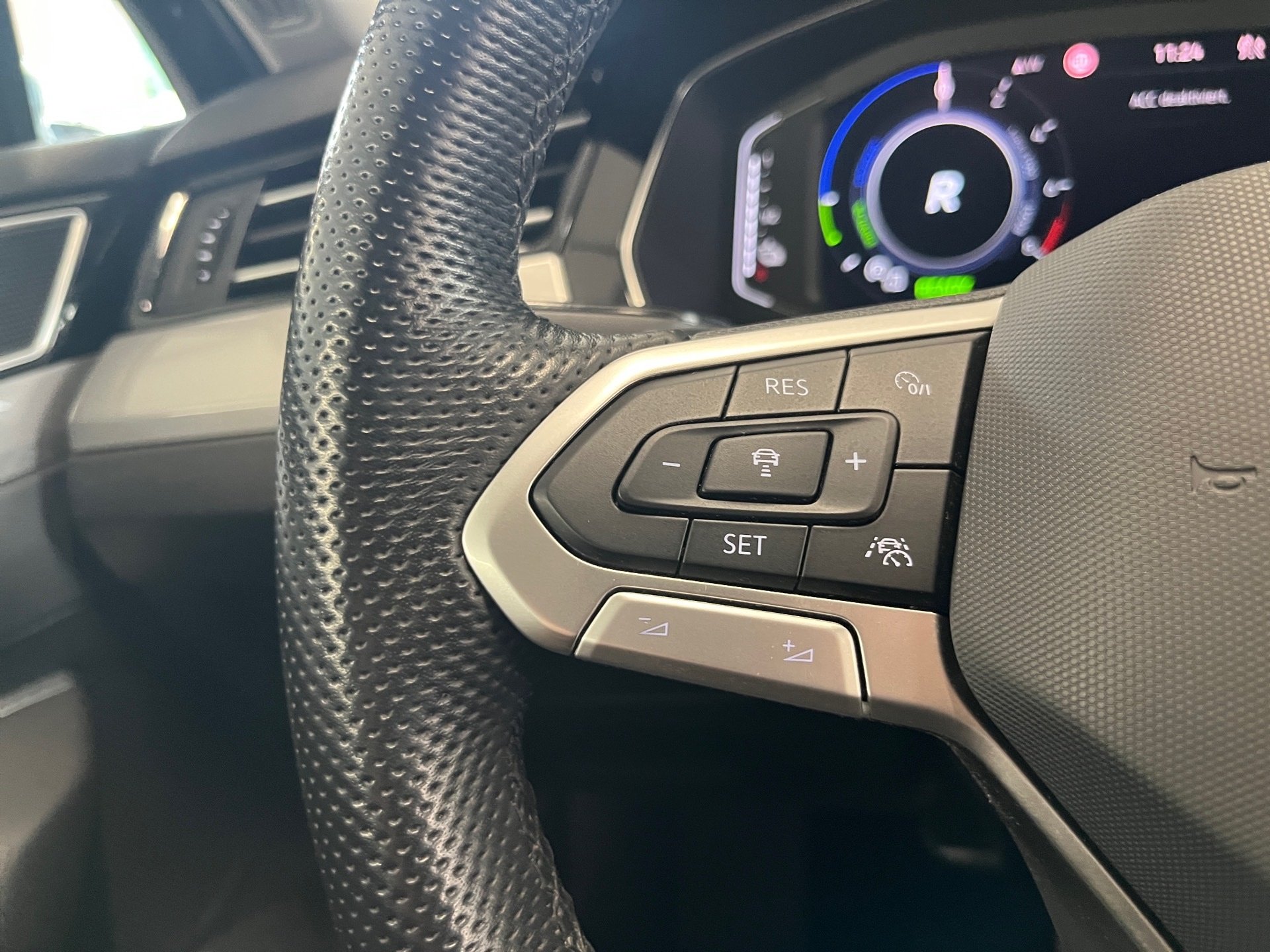 Passat Variant GTE DSG+AHK+ALU 18+RÜCKFAHRKAMERA+TRAVEL ASSIST+LED-MATRIX+NAVI+APP CONN