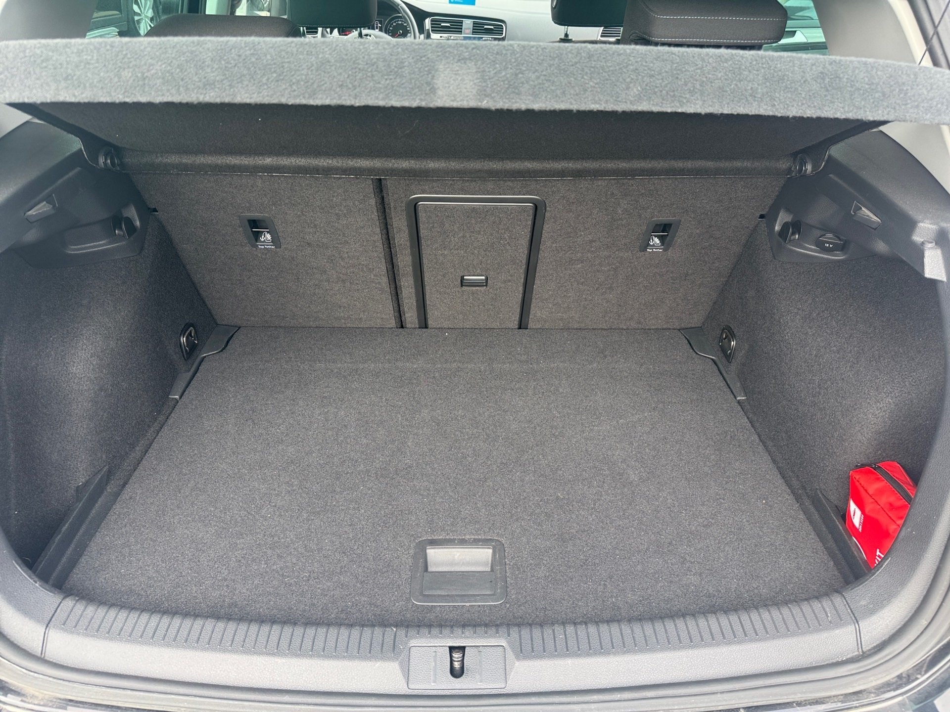 Golf VIII IQ-DRIVE+TSI+R-LINE SPORTPAKET+LED+NAVI+SITZHEIZUNG+ACC+PAARK ASSIST+TELEF