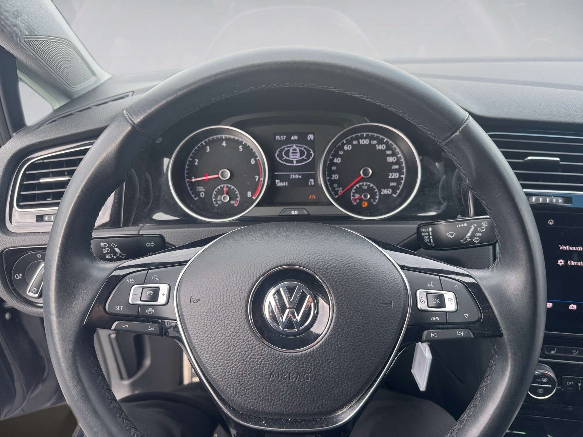 Golf VIII IQ-DRIVE+TSI+R-LINE SPORTPAKET+LED+NAVI+SITZHEIZUNG+ACC+PAARK ASSIST+TELEF