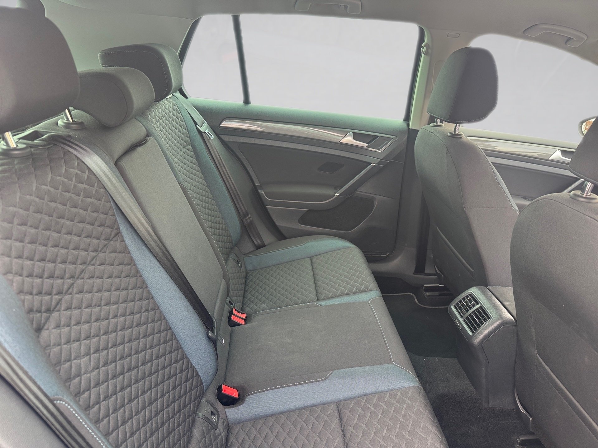 Golf VIII IQ-DRIVE+TSI+R-LINE SPORTPAKET+LED+NAVI+SITZHEIZUNG+ACC+PAARK ASSIST+TELEF