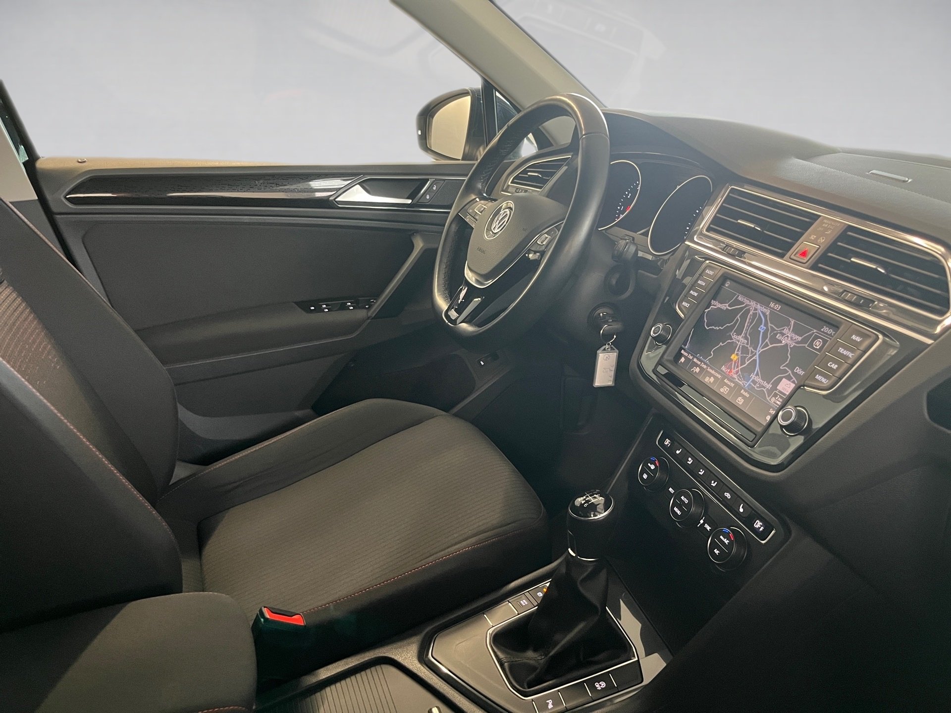 Tiguan SOUND TSI+AHK+ALU 17+NAVI+LED+ACC+APP CONNECT+SIDE ASSIST+EINPARKHILFE