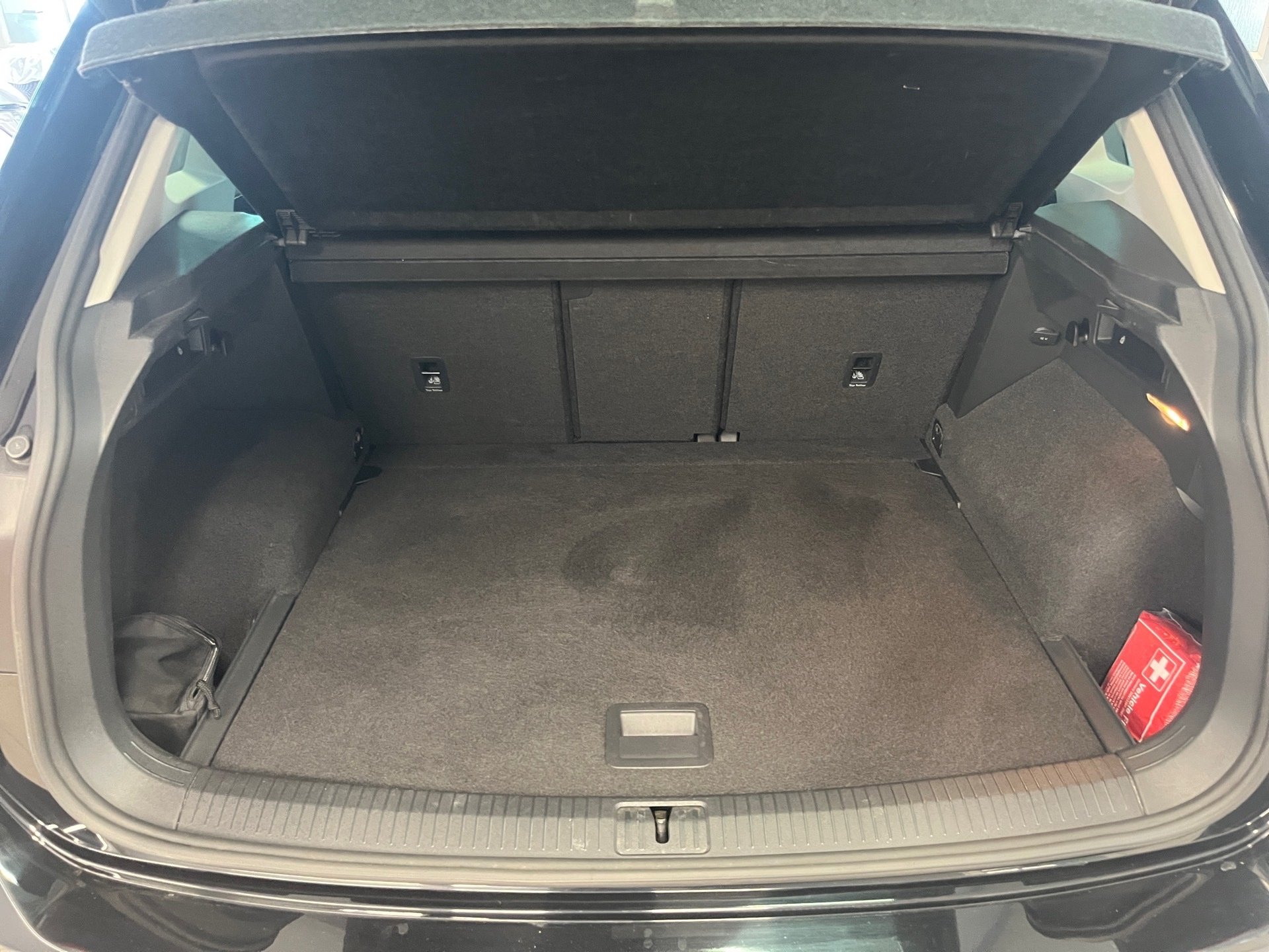 Tiguan SOUND TSI+AHK+ALU 17+NAVI+LED+ACC+APP CONNECT+SIDE ASSIST+EINPARKHILFE