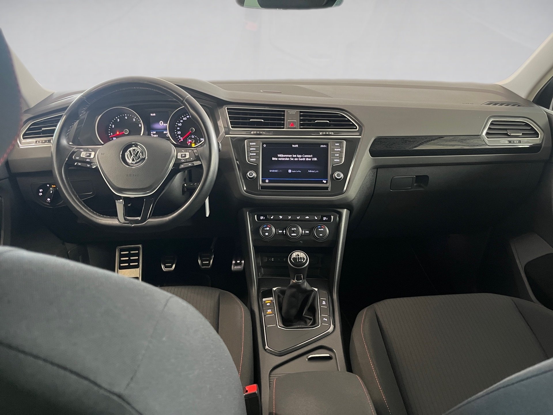 Tiguan SOUND TSI+AHK+ALU 17+NAVI+LED+ACC+APP CONNECT+SIDE ASSIST+EINPARKHILFE