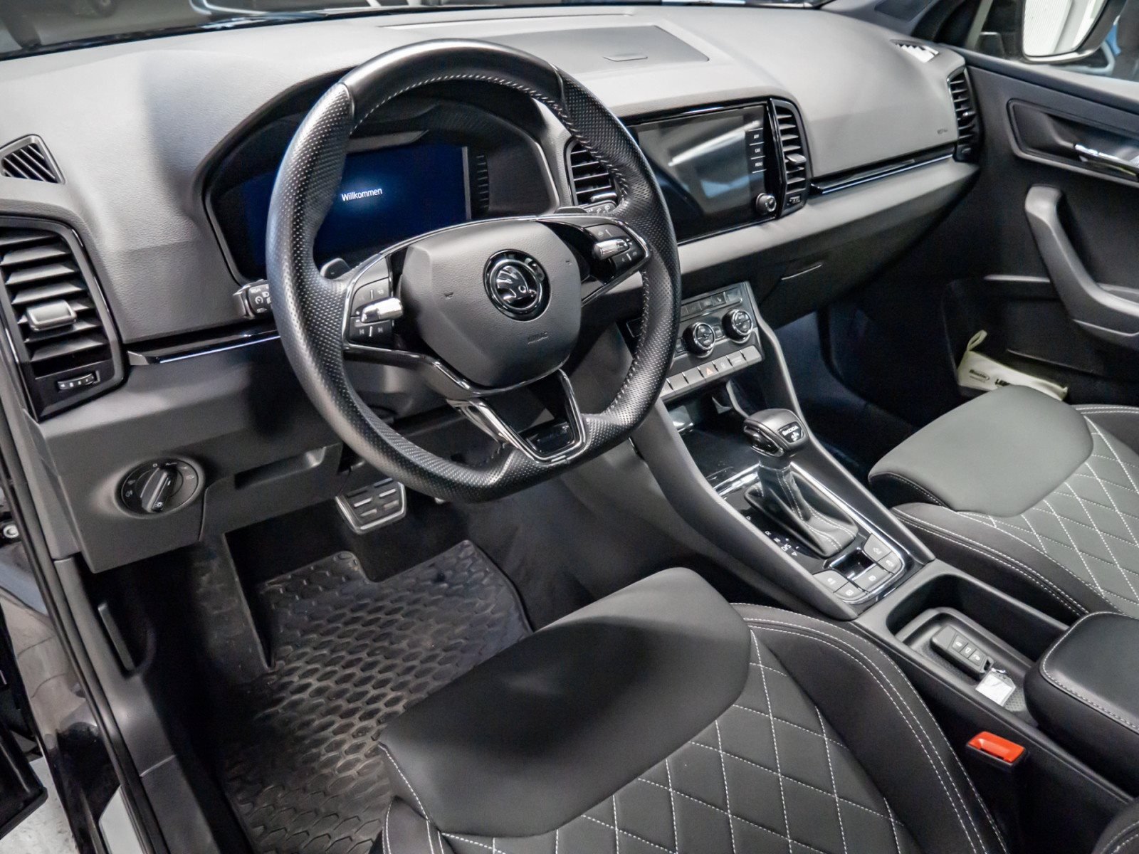 Karoq SPORTLINE TDI DSG 4x4+ALU 19+DCC+NAVI+LED-MATRIX+SMART LINK+KLIMA