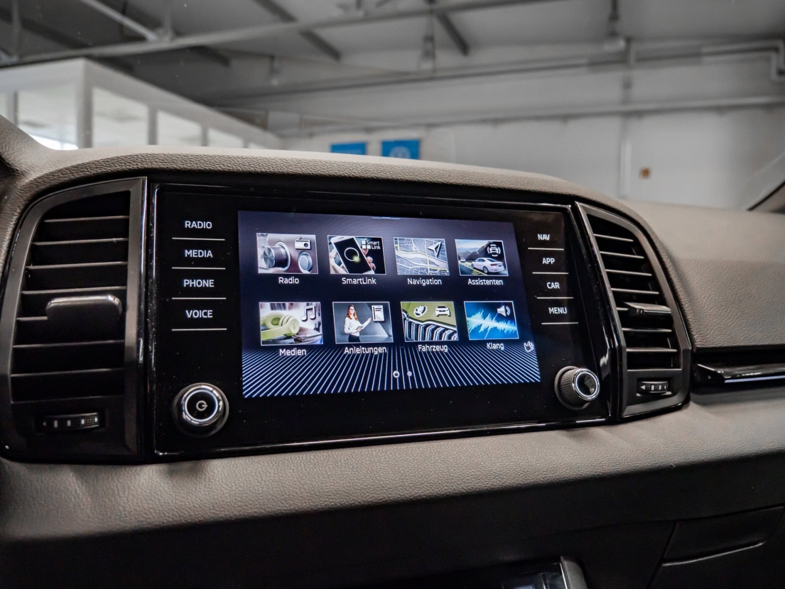 Karoq SPORTLINE TDI DSG 4x4+ALU 19+DCC+NAVI+LED-MATRIX+SMART LINK+KLIMA