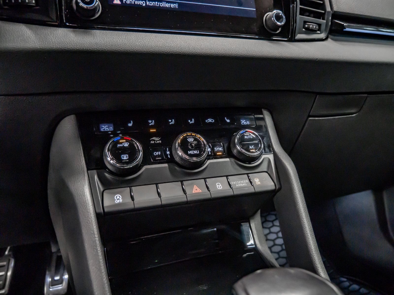 Karoq SPORTLINE TDI DSG 4x4+ALU 19+DCC+NAVI+LED-MATRIX+SMART LINK+KLIMA