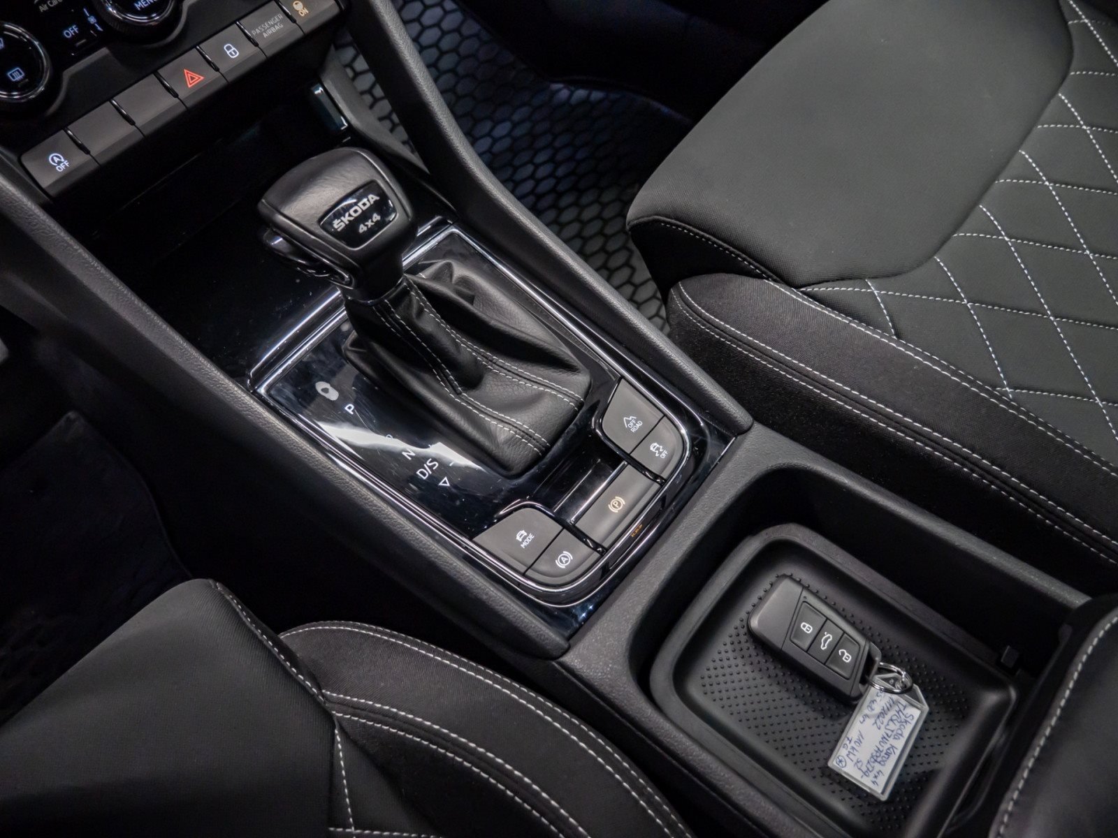 Karoq SPORTLINE TDI DSG 4x4+ALU 19+DCC+NAVI+LED-MATRIX+SMART LINK+KLIMA