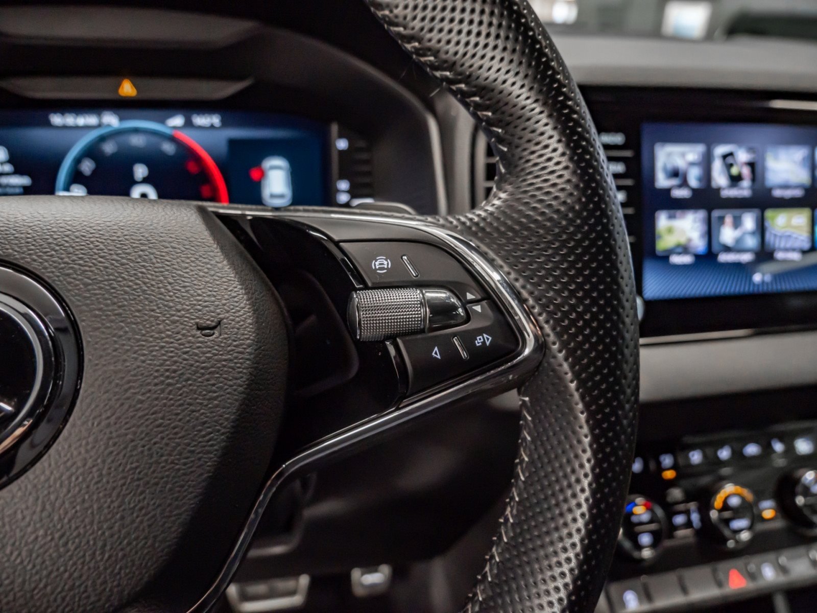 Karoq SPORTLINE TDI DSG 4x4+ALU 19+DCC+NAVI+LED-MATRIX+SMART LINK+KLIMA