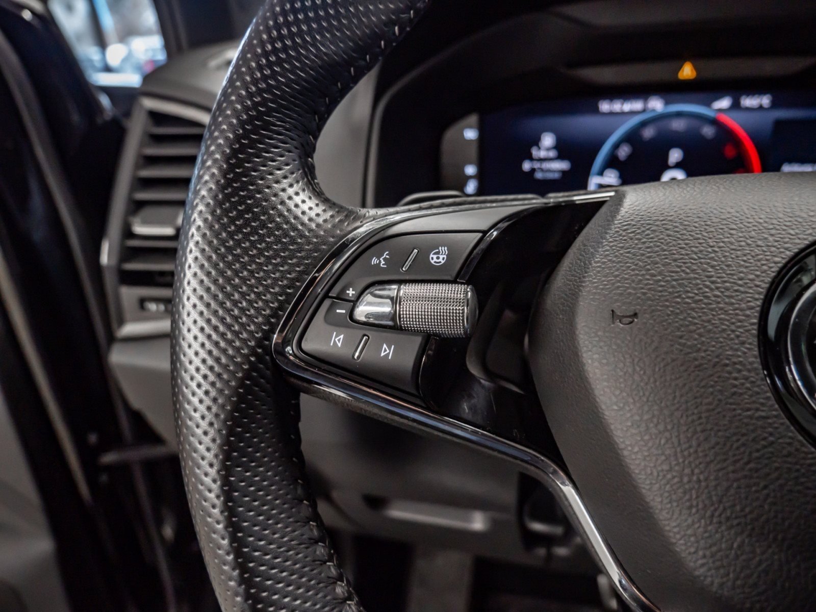 Karoq SPORTLINE TDI DSG 4x4+ALU 19+DCC+NAVI+LED-MATRIX+SMART LINK+KLIMA