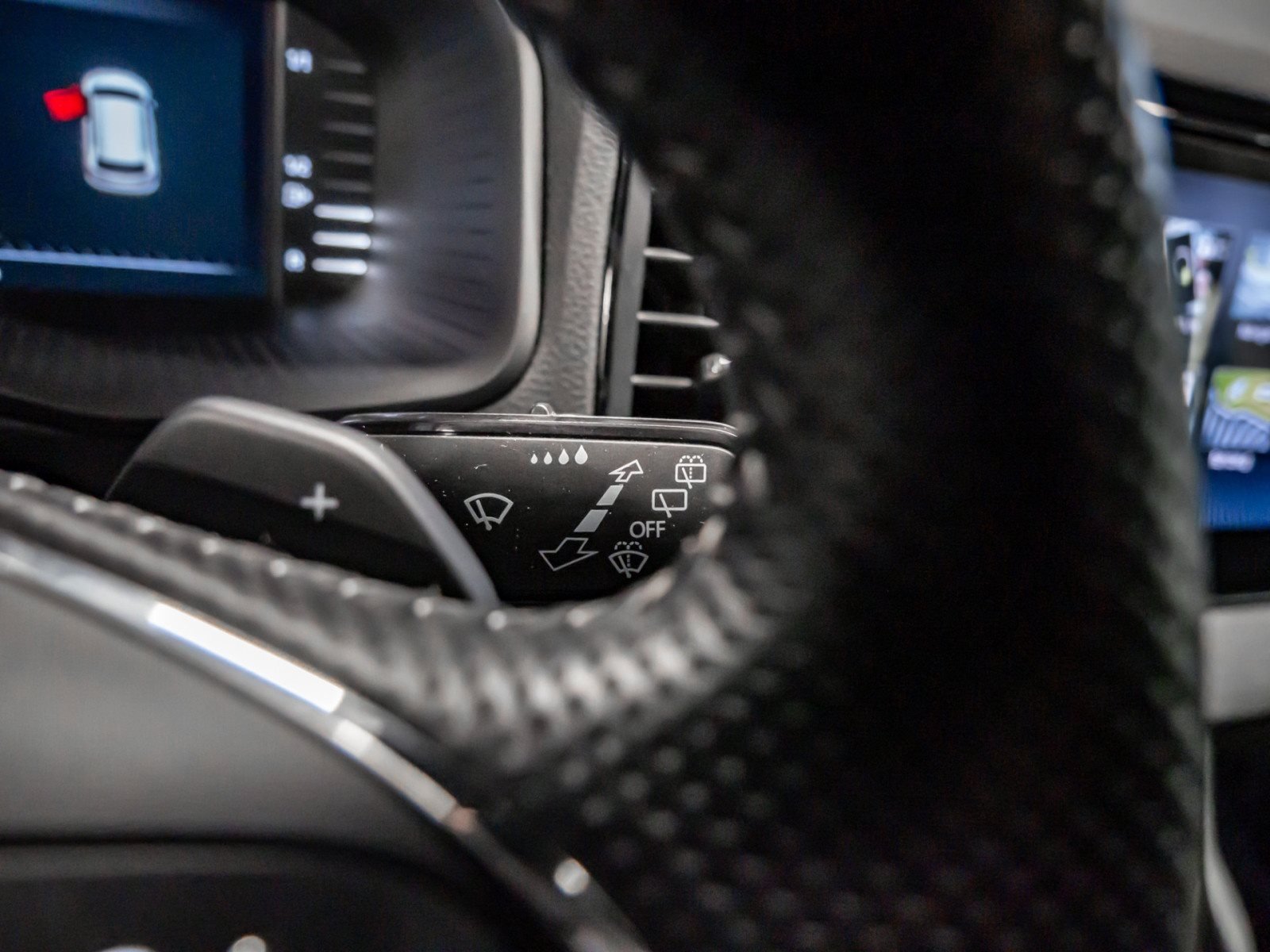 Karoq SPORTLINE TDI DSG 4x4+ALU 19+DCC+NAVI+LED-MATRIX+SMART LINK+KLIMA