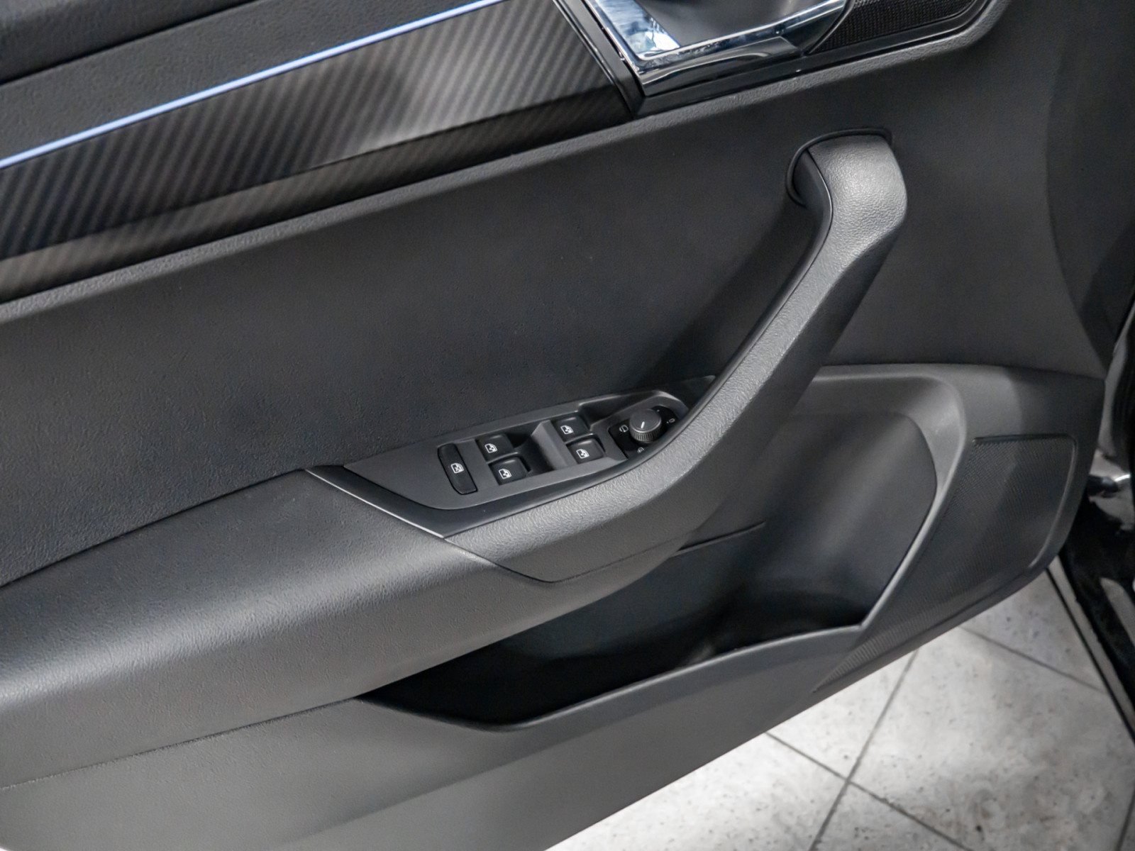 Karoq SPORTLINE TDI DSG 4x4+ALU 19+DCC+NAVI+LED-MATRIX+SMART LINK+KLIMA