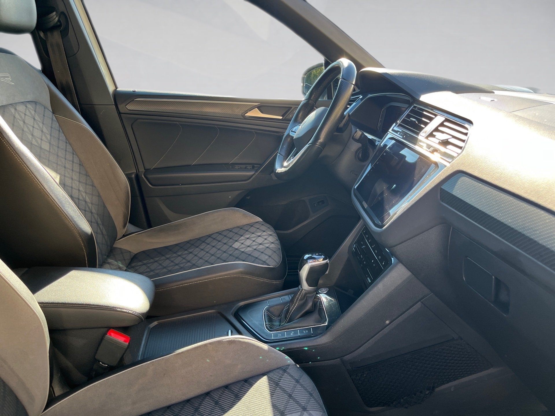 Tiguan R-LINE TDI DSG+AHK+ALU 20+LED-MATRIX+TRAVEL ASSIST+SPORTFAHRWERK+APP CON