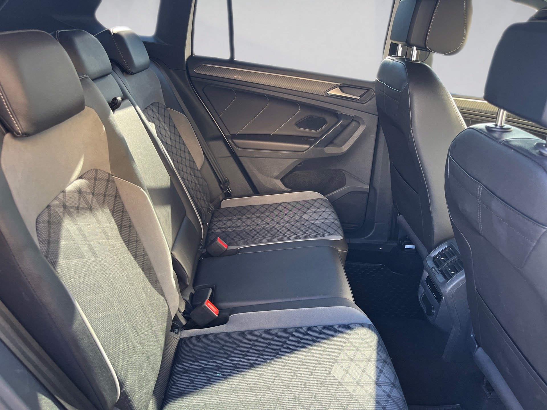 Tiguan R-LINE TDI DSG+AHK+ALU 20+LED-MATRIX+TRAVEL ASSIST+SPORTFAHRWERK+APP CON
