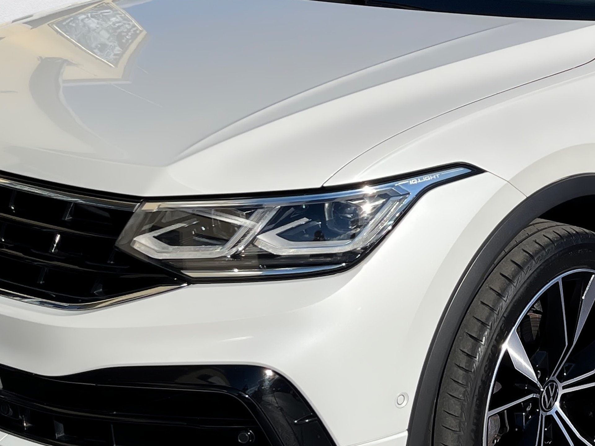 Tiguan R-LINE TDI DSG+AHK+ALU 20+LED-MATRIX+TRAVEL ASSIST+SPORTFAHRWERK+APP CON
