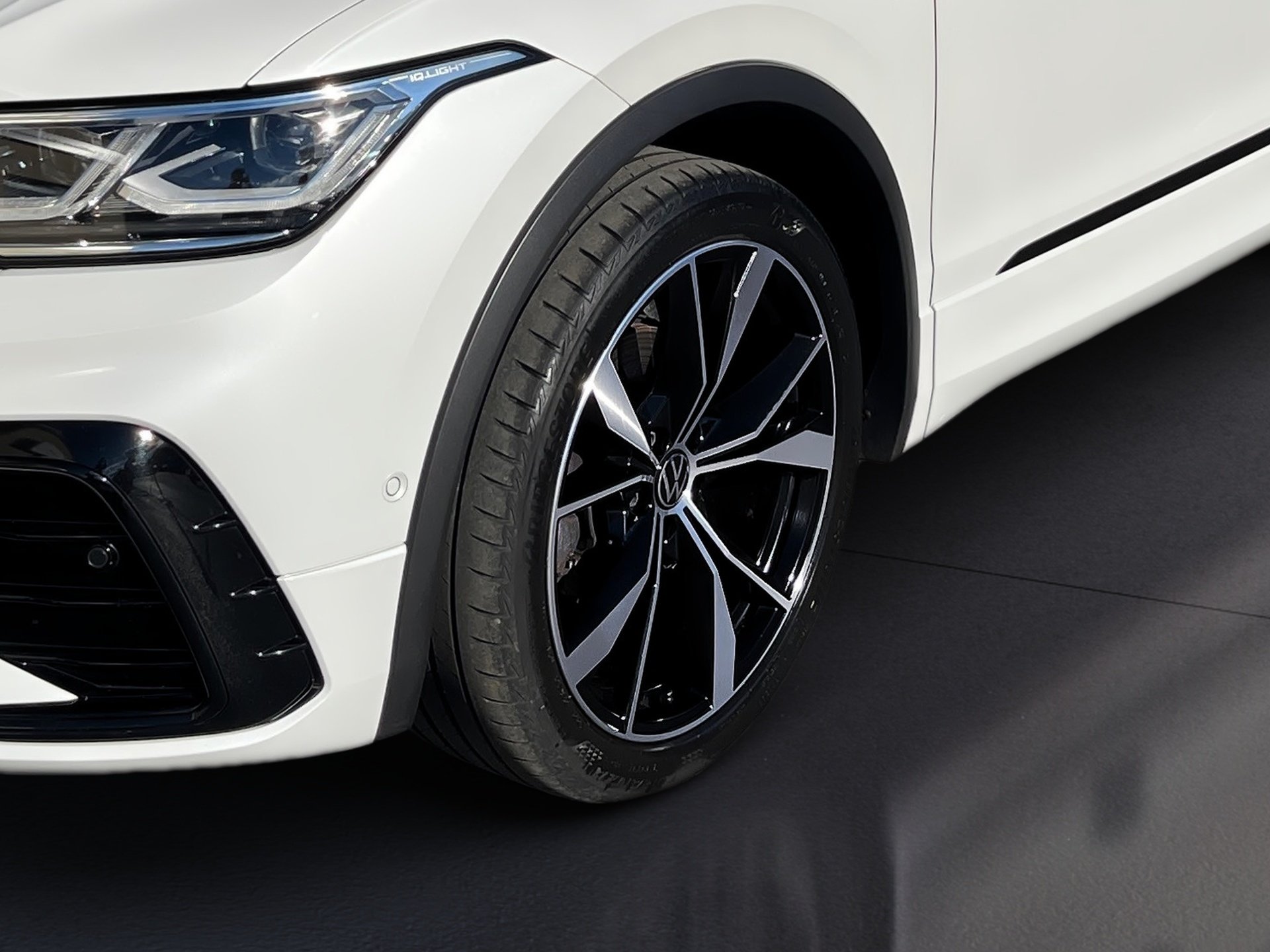 Tiguan R-LINE TDI DSG+AHK+ALU 20+LED-MATRIX+TRAVEL ASSIST+SPORTFAHRWERK+APP CON