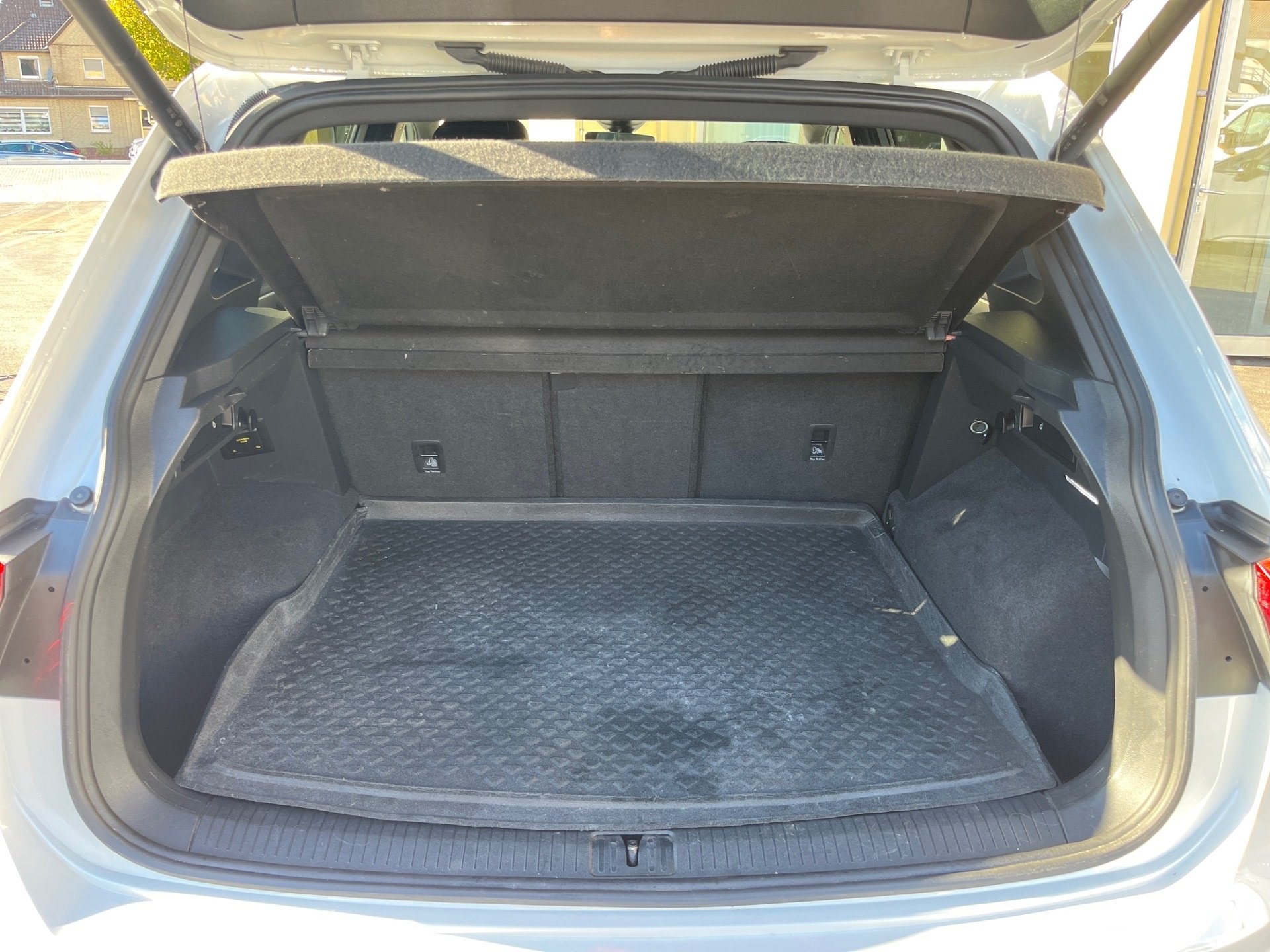 Tiguan R-LINE TDI DSG+AHK+ALU 20+LED-MATRIX+TRAVEL ASSIST+SPORTFAHRWERK+APP CON