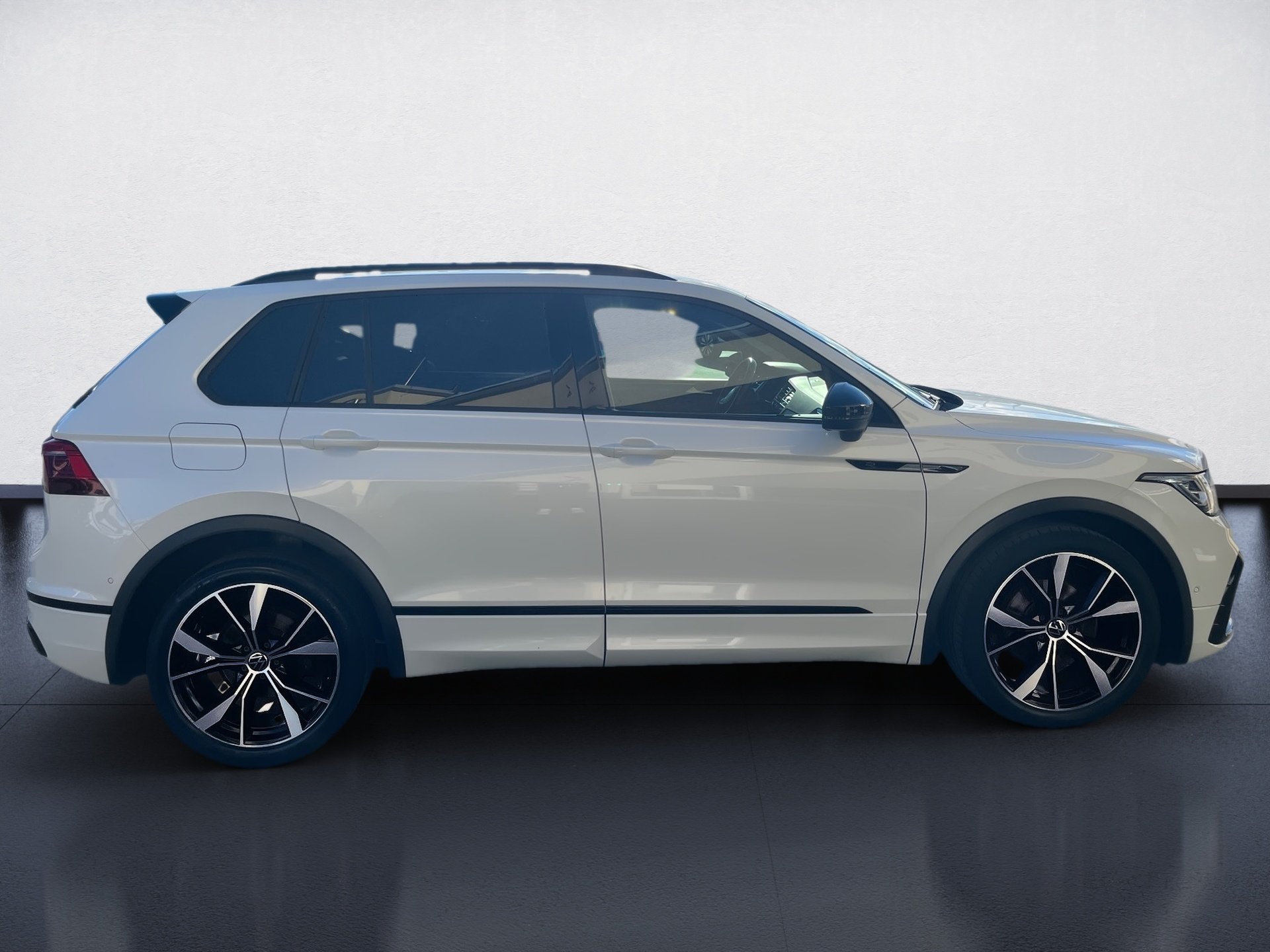 Tiguan R-LINE TDI DSG+AHK+ALU 20+LED-MATRIX+TRAVEL ASSIST+SPORTFAHRWERK+APP CON
