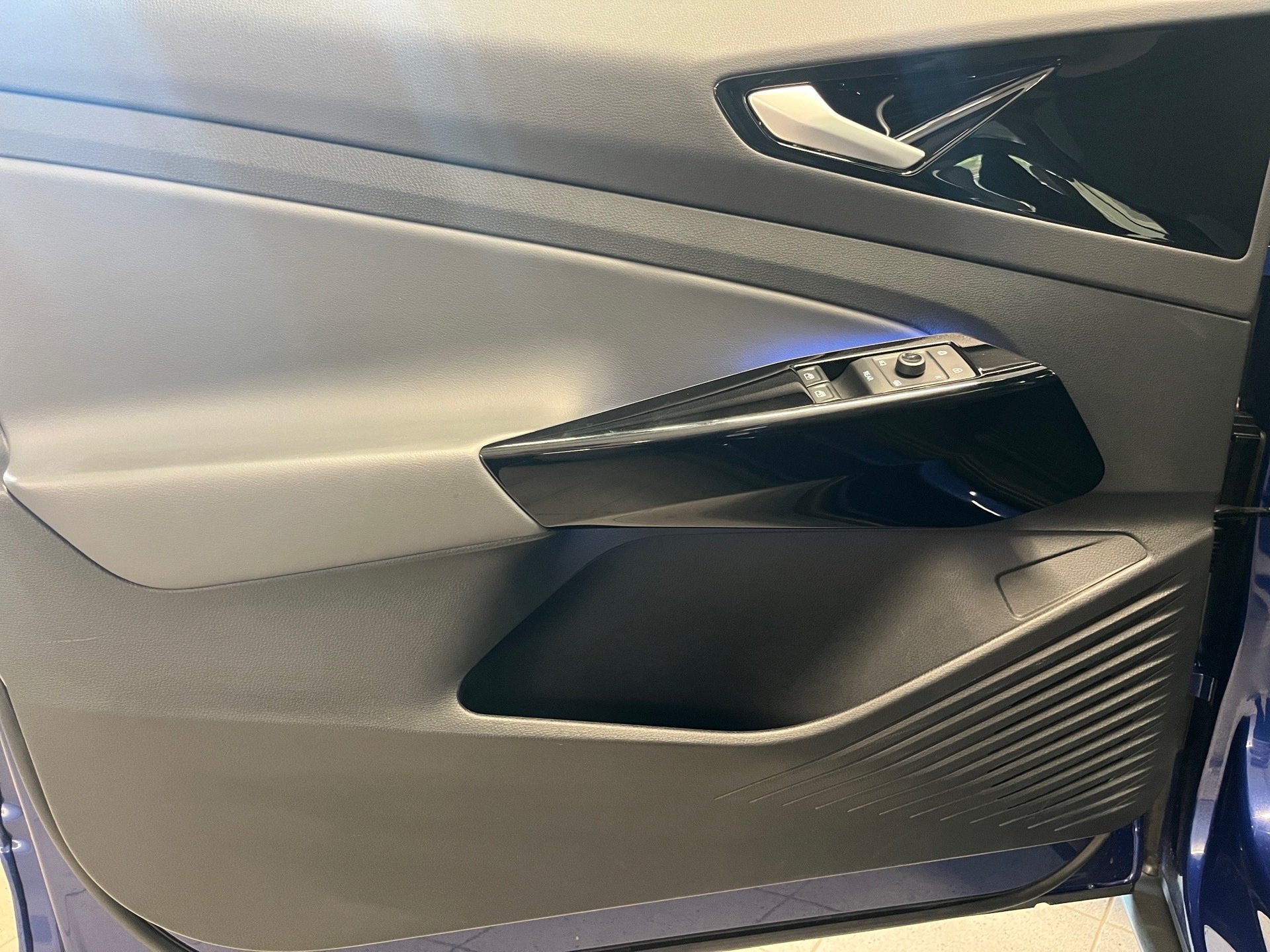 ID.4 PURE+RÜCKFAHRKAMERA+KEYLESS+NAVI PRO+PARK ASSIST+ACC+LED+APP CONNECT+KLIMA