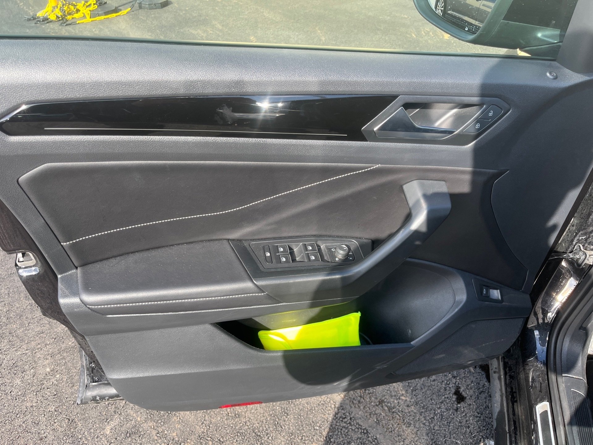 T-Roc R-LINE TSI DSG+ACC+PARK ASSIST+LED-PLUS+APP CONNECT+SPORTSITZE+SPRACHBEDIE