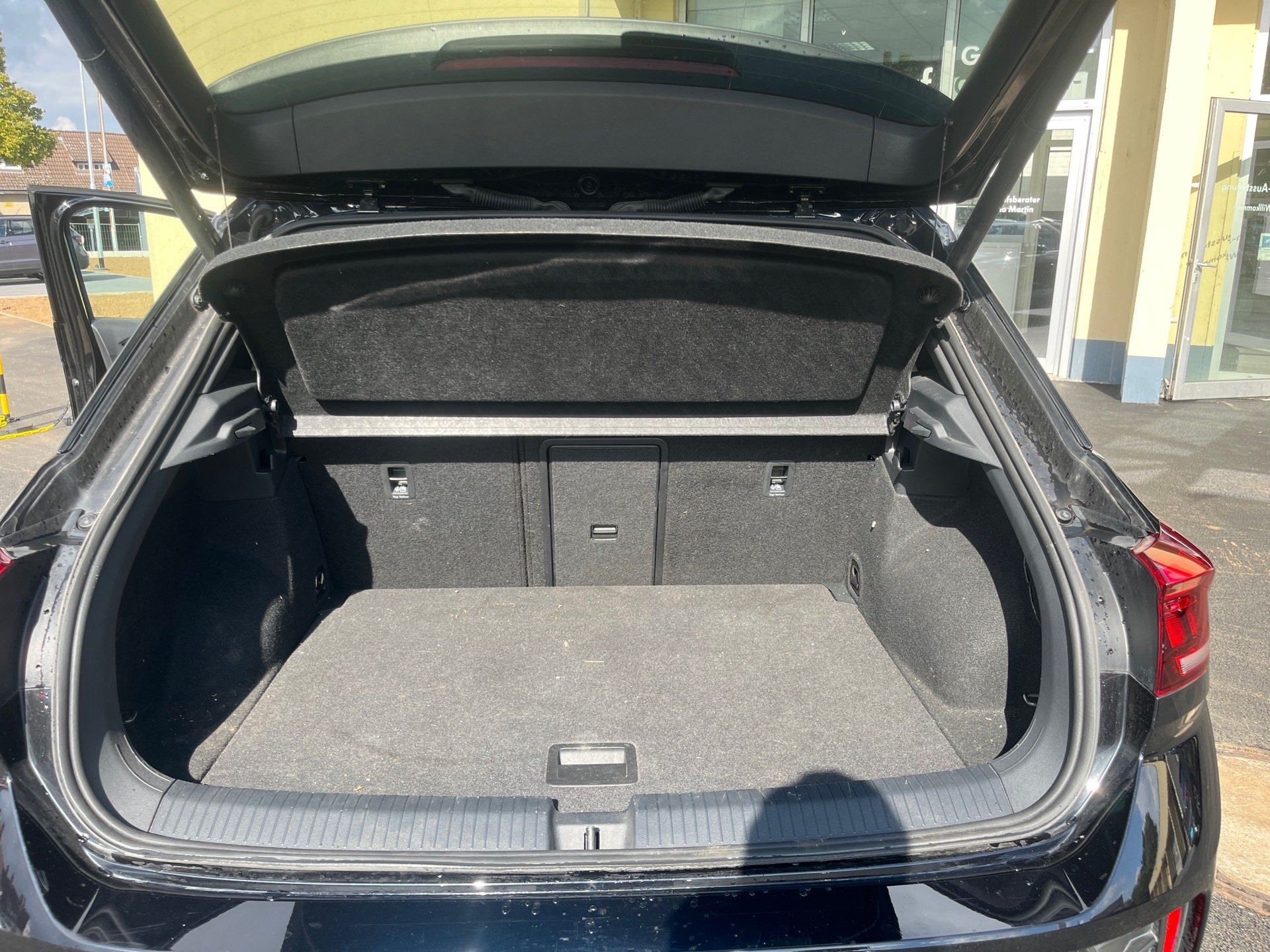 T-Roc R-LINE TSI DSG+ACC+PARK ASSIST+LED-PLUS+APP CONNECT+SPORTSITZE+SPRACHBEDIE
