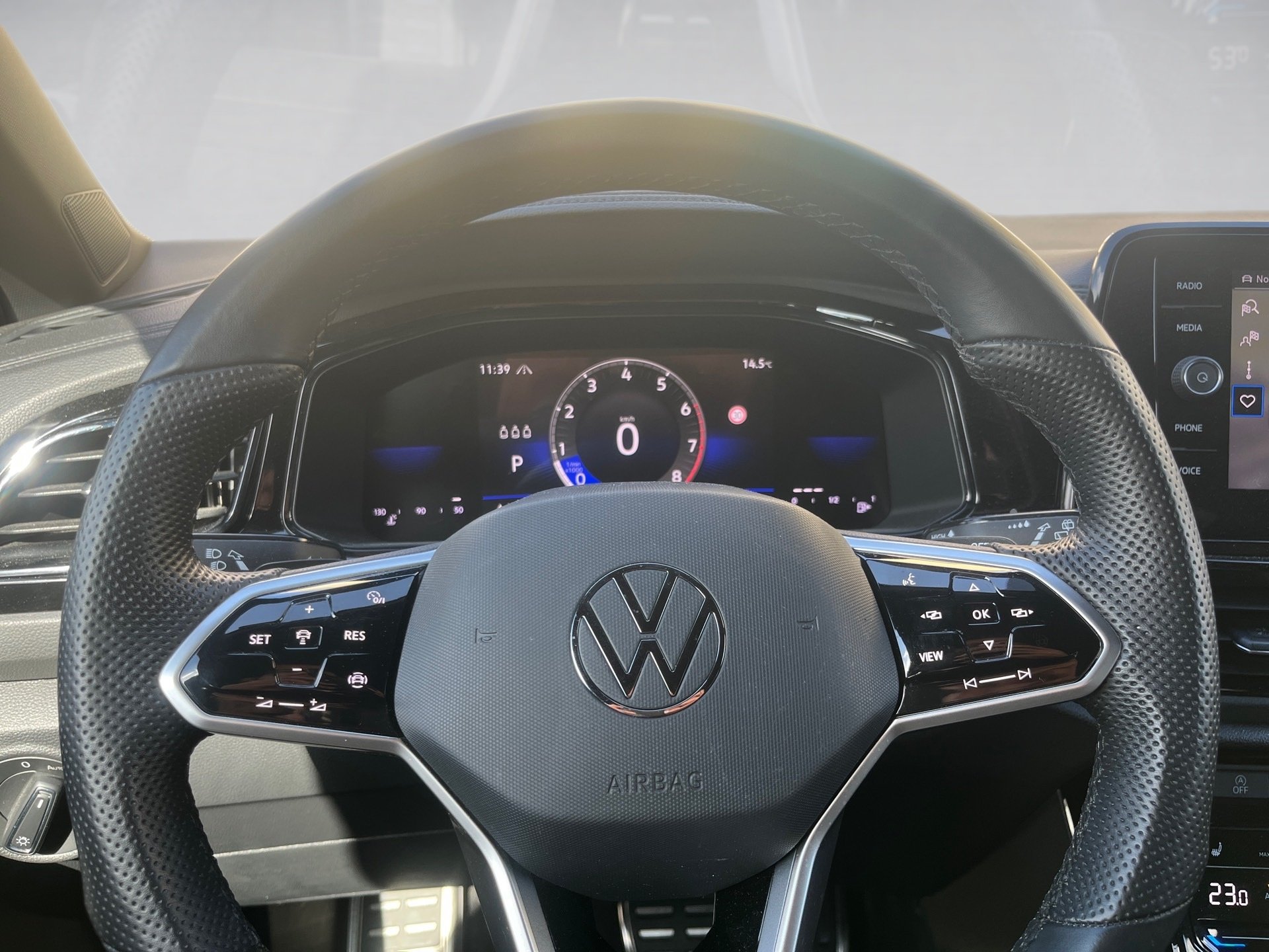 T-Roc R-LINE TSI DSG+ACC+PARK ASSIST+LED-PLUS+APP CONNECT+SPORTSITZE+SPRACHBEDIE