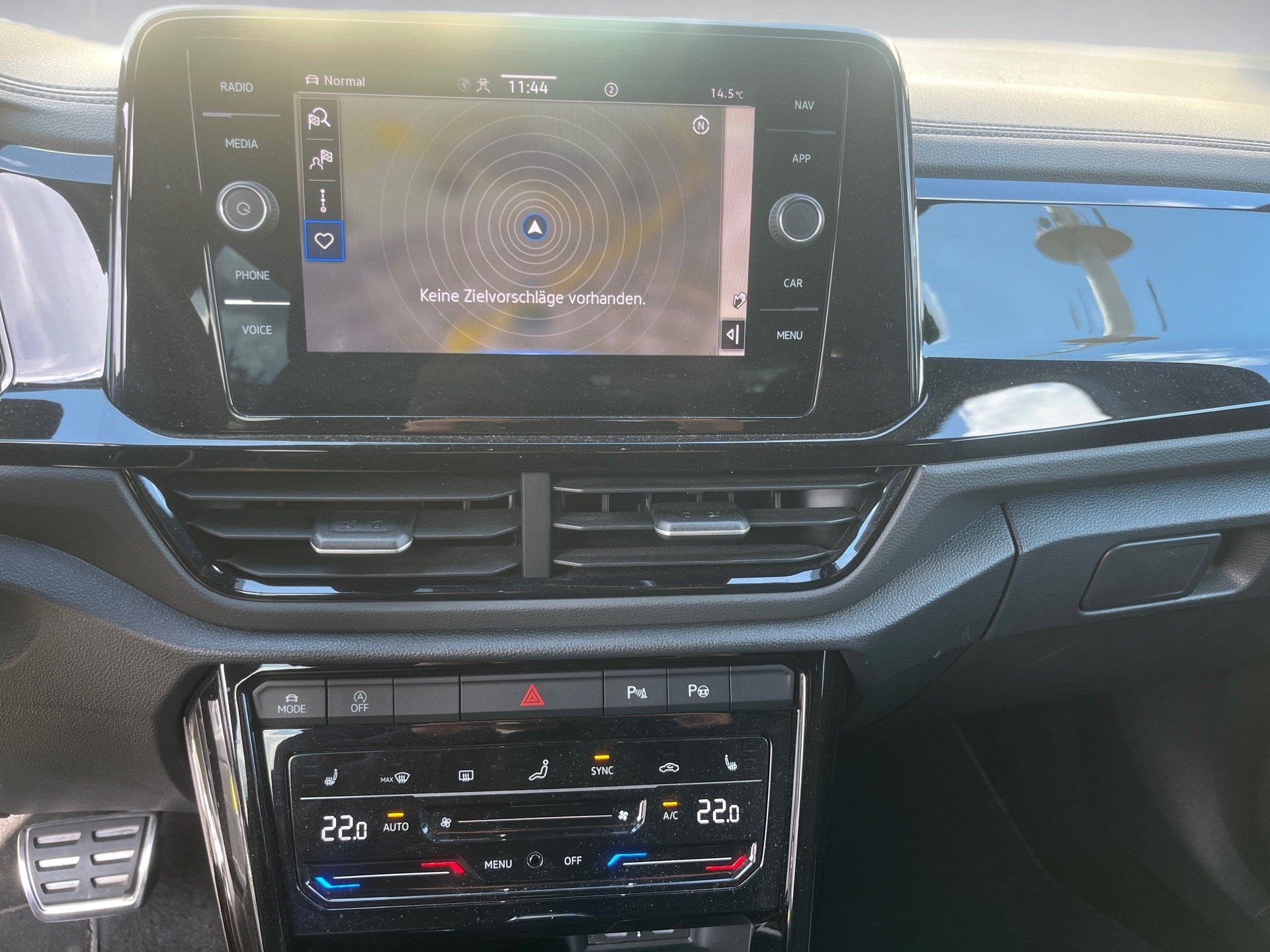T-Roc R-LINE TSI DSG+ACC+PARK ASSIST+LED-PLUS+APP CONNECT+SPORTSITZE+SPRACHBEDIE