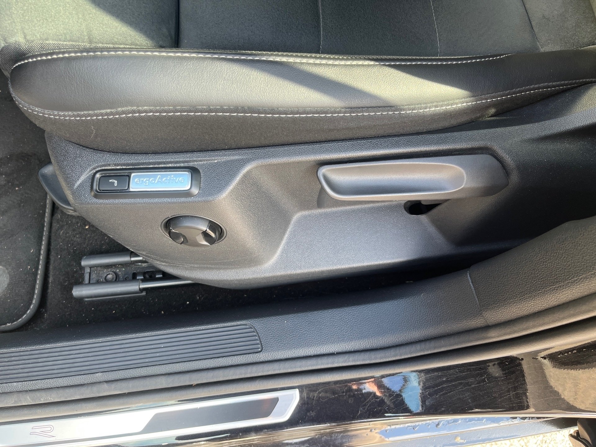 T-Roc R-LINE TSI DSG+ACC+PARK ASSIST+LED-PLUS+APP CONNECT+SPORTSITZE+SPRACHBEDIE