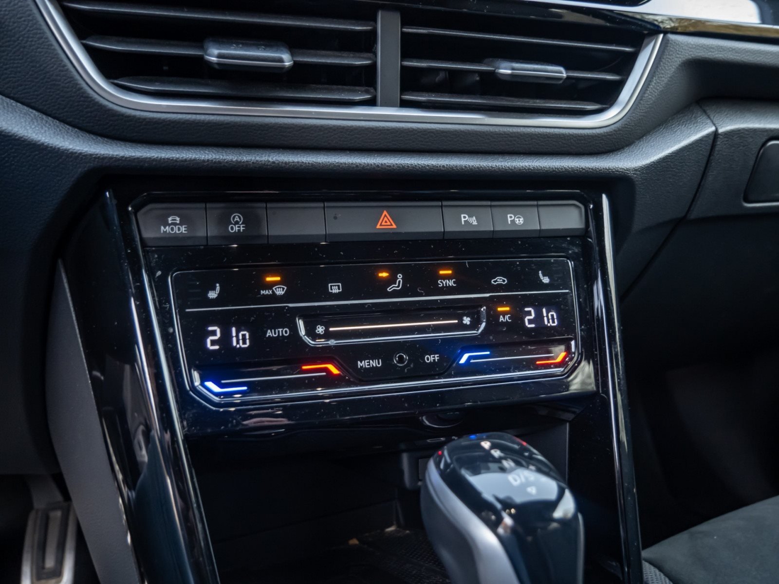 T-Roc R-LINE TSI DSG+ALU 17+ACC+LED-PLUS+KEYLESS+PARK ASSIST+APP CONNECT+KLIMA