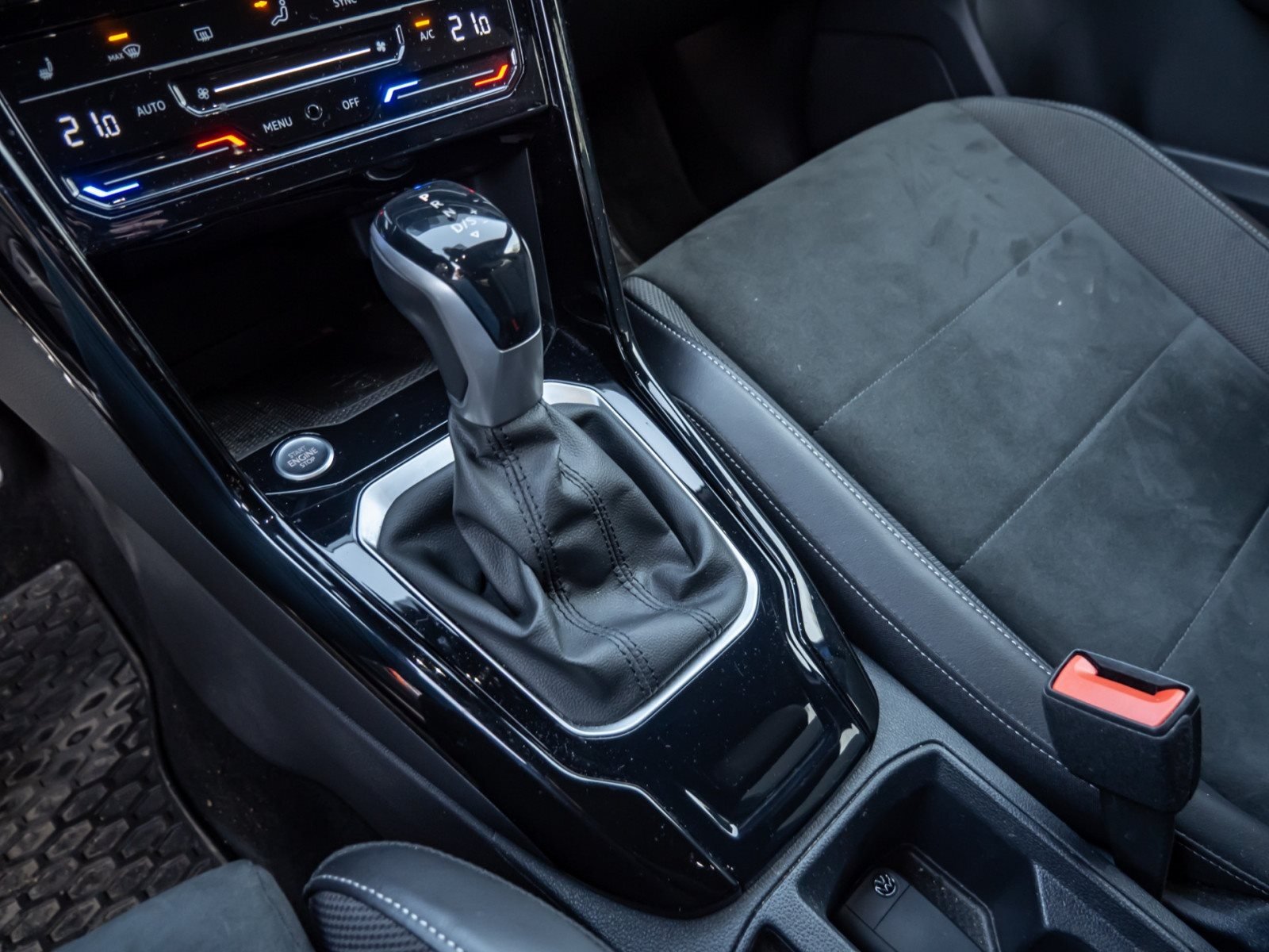 T-Roc R-LINE TSI DSG+ALU 17+ACC+LED-PLUS+KEYLESS+PARK ASSIST+APP CONNECT+KLIMA