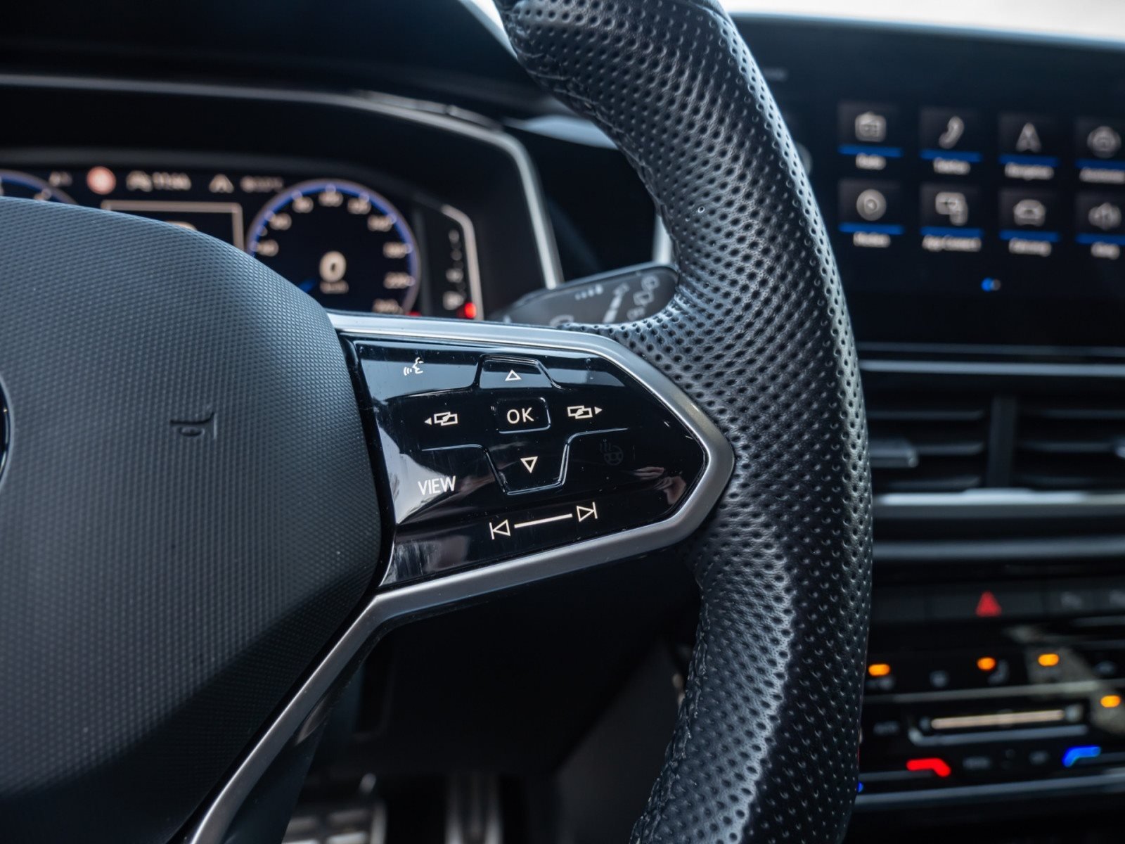 T-Roc R-LINE TSI DSG+ALU 17+ACC+LED-PLUS+KEYLESS+PARK ASSIST+APP CONNECT+KLIMA