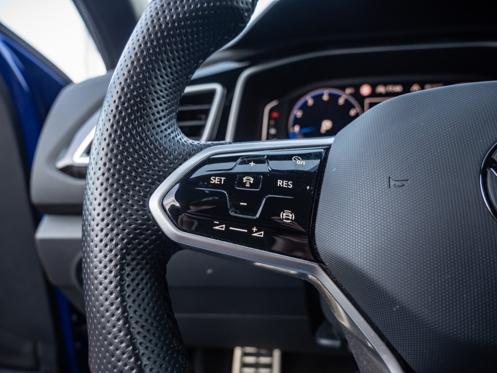 T-Roc R-LINE TSI DSG+ALU 17+ACC+LED-PLUS+KEYLESS+PARK ASSIST+APP CONNECT+KLIMA