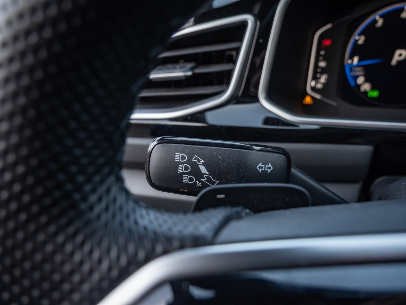 T-Roc R-LINE TSI DSG+ALU 17+ACC+LED-PLUS+KEYLESS+PARK ASSIST+APP CONNECT+KLIMA