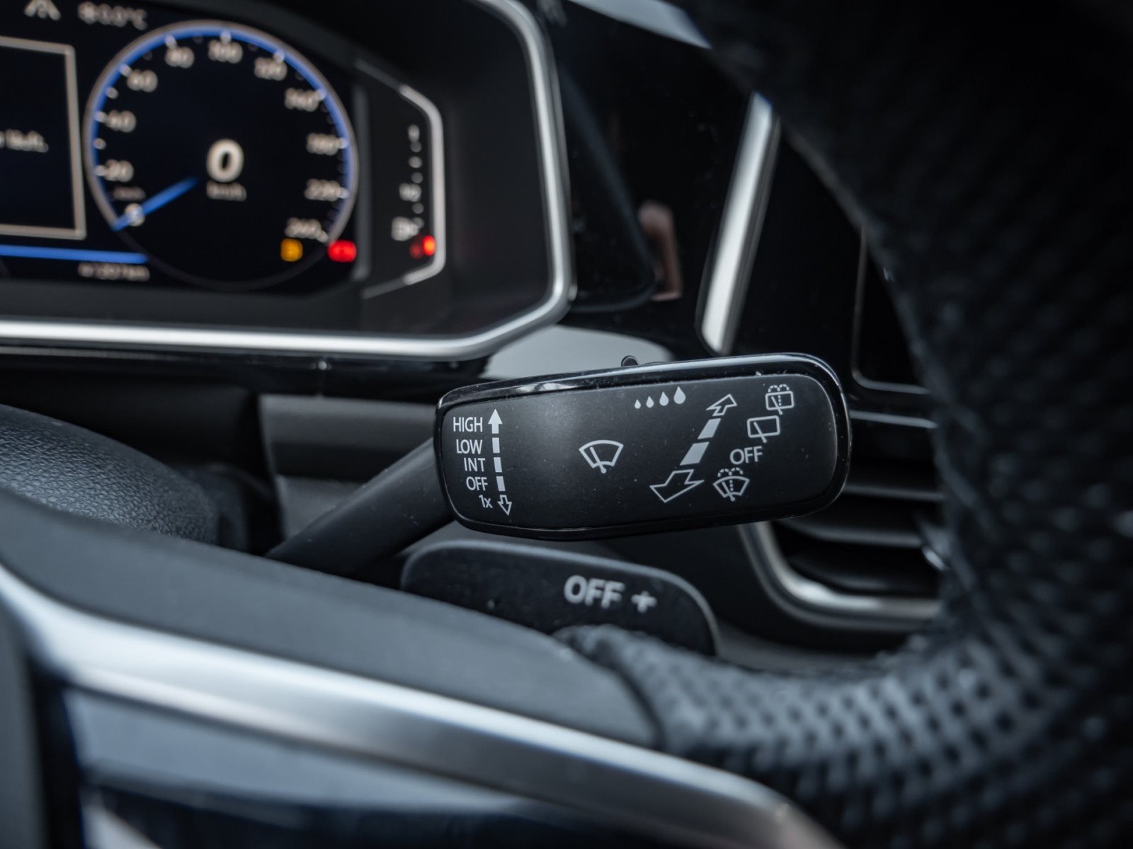 T-Roc R-LINE TSI DSG+ALU 17+ACC+LED-PLUS+KEYLESS+PARK ASSIST+APP CONNECT+KLIMA