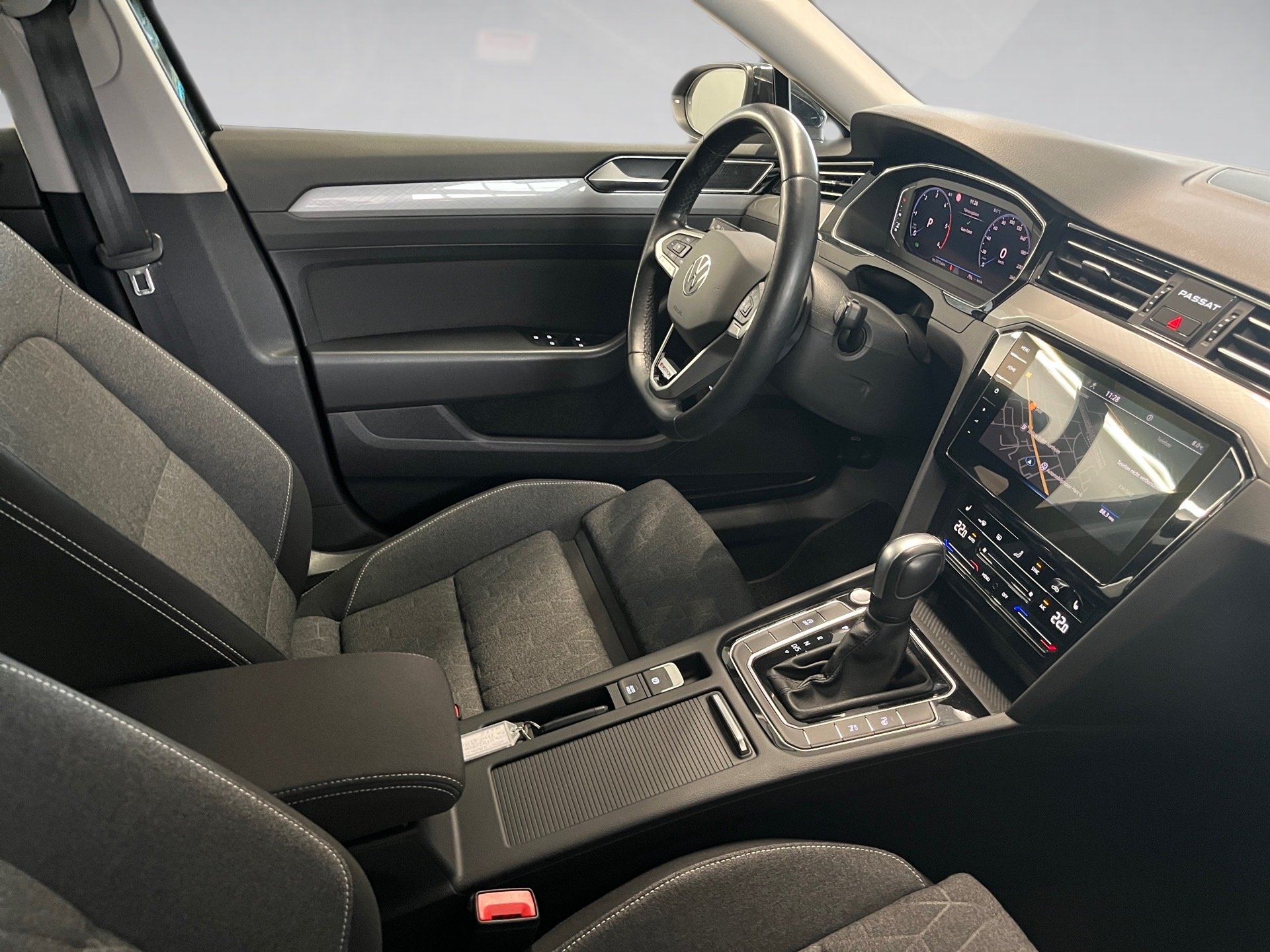 Passat Variant BUSINESS TDI DSG+ALU 17+NAVI PRO+TRAVEL ASSIST+LED-MATRIX+ACC+KLIMA+APP