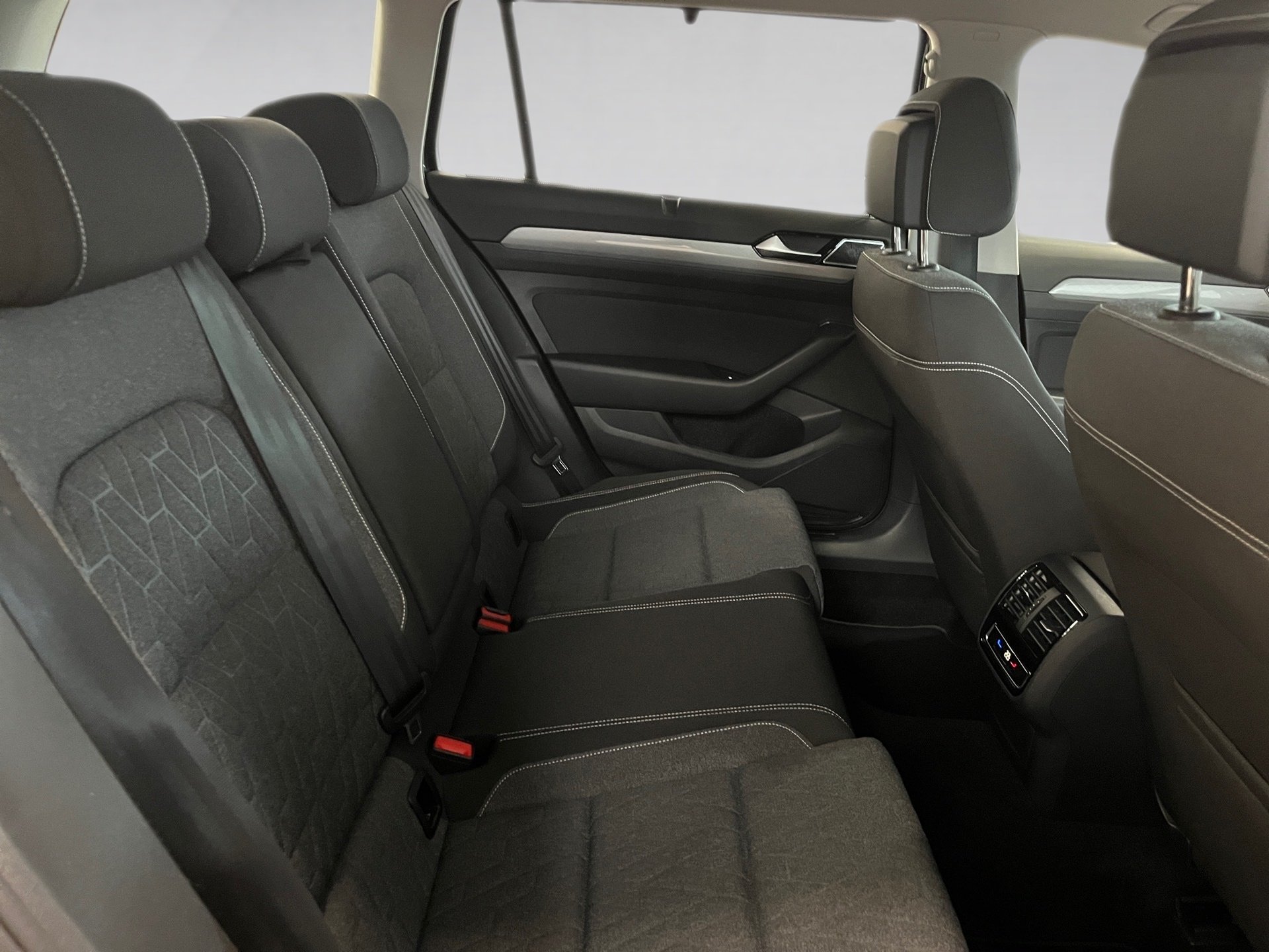 Passat Variant BUSINESS TDI DSG+ALU 17+NAVI PRO+TRAVEL ASSIST+LED-MATRIX+ACC+KLIMA+APP