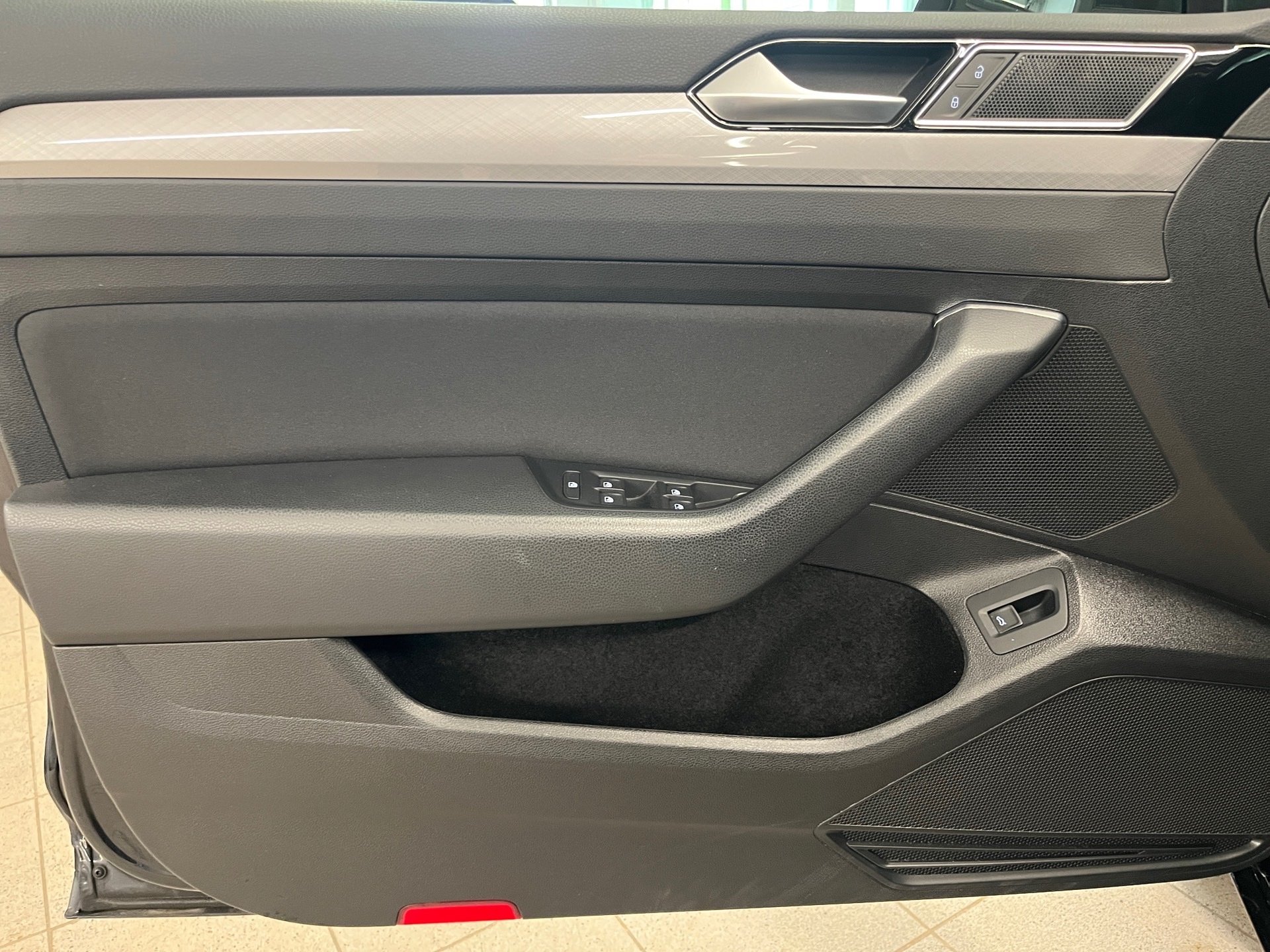 Passat Variant BUSINESS TDI DSG+ALU 17+NAVI PRO+TRAVEL ASSIST+LED-MATRIX+ACC+KLIMA+APP