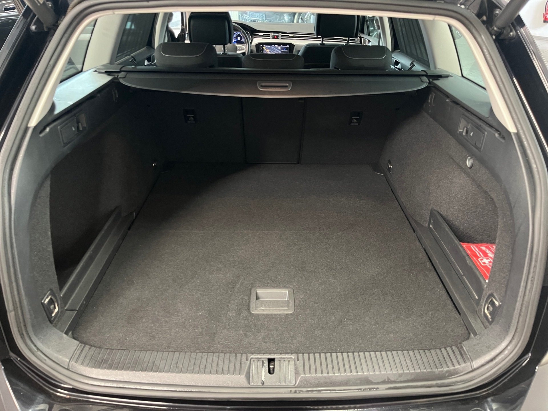 Passat Variant BUSINESS TDI DSG+ALU 17+NAVI PRO+TRAVEL ASSIST+LED-MATRIX+ACC+KLIMA+APP