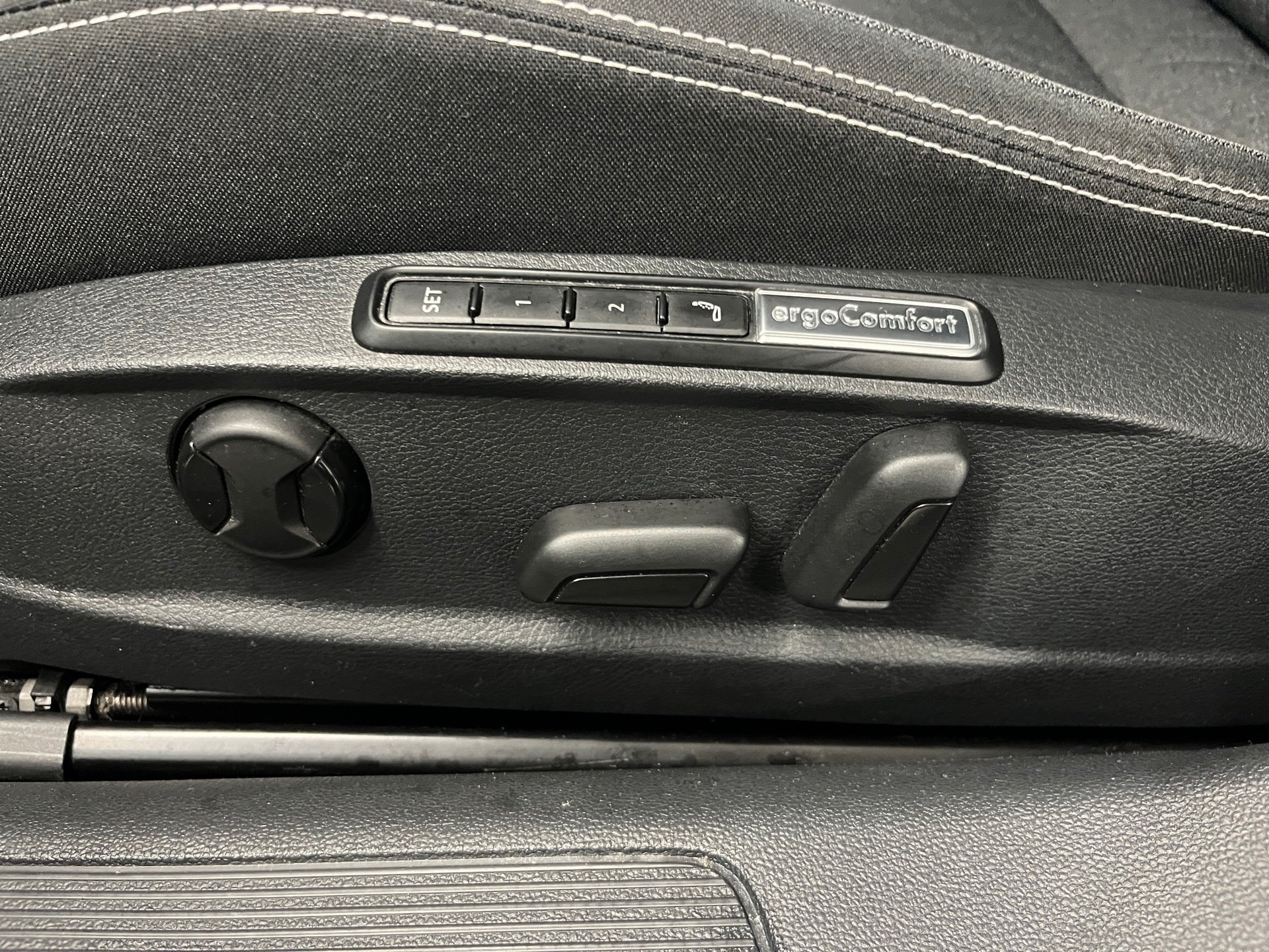Passat Variant BUSINESS TDI DSG+ALU 17+NAVI PRO+TRAVEL ASSIST+LED-MATRIX+ACC+KLIMA+APP