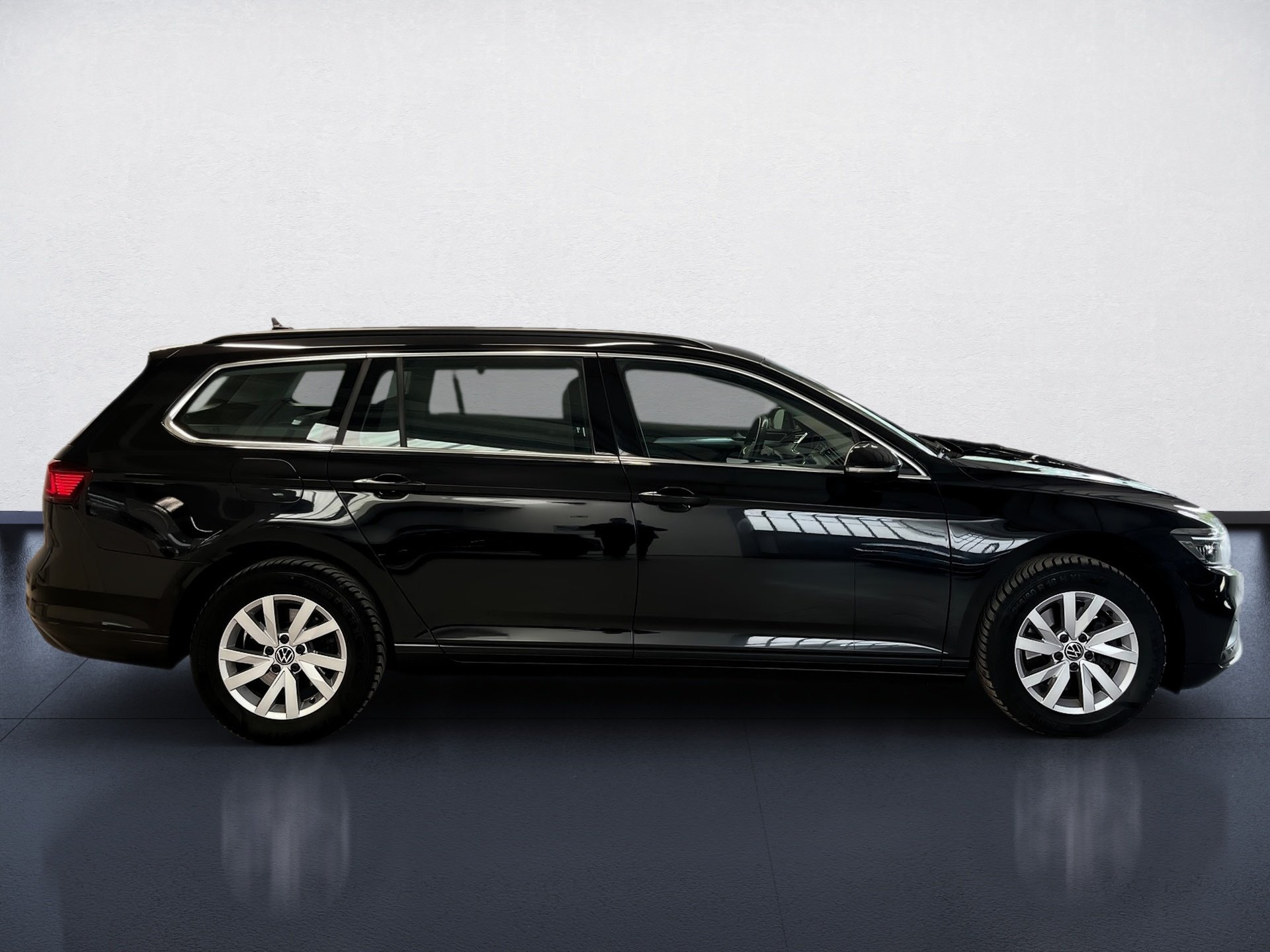 Passat Variant BUSINESS TDI DSG+ALU 17+NAVI PRO+TRAVEL ASSIST+LED-MATRIX+ACC+KLIMA+APP