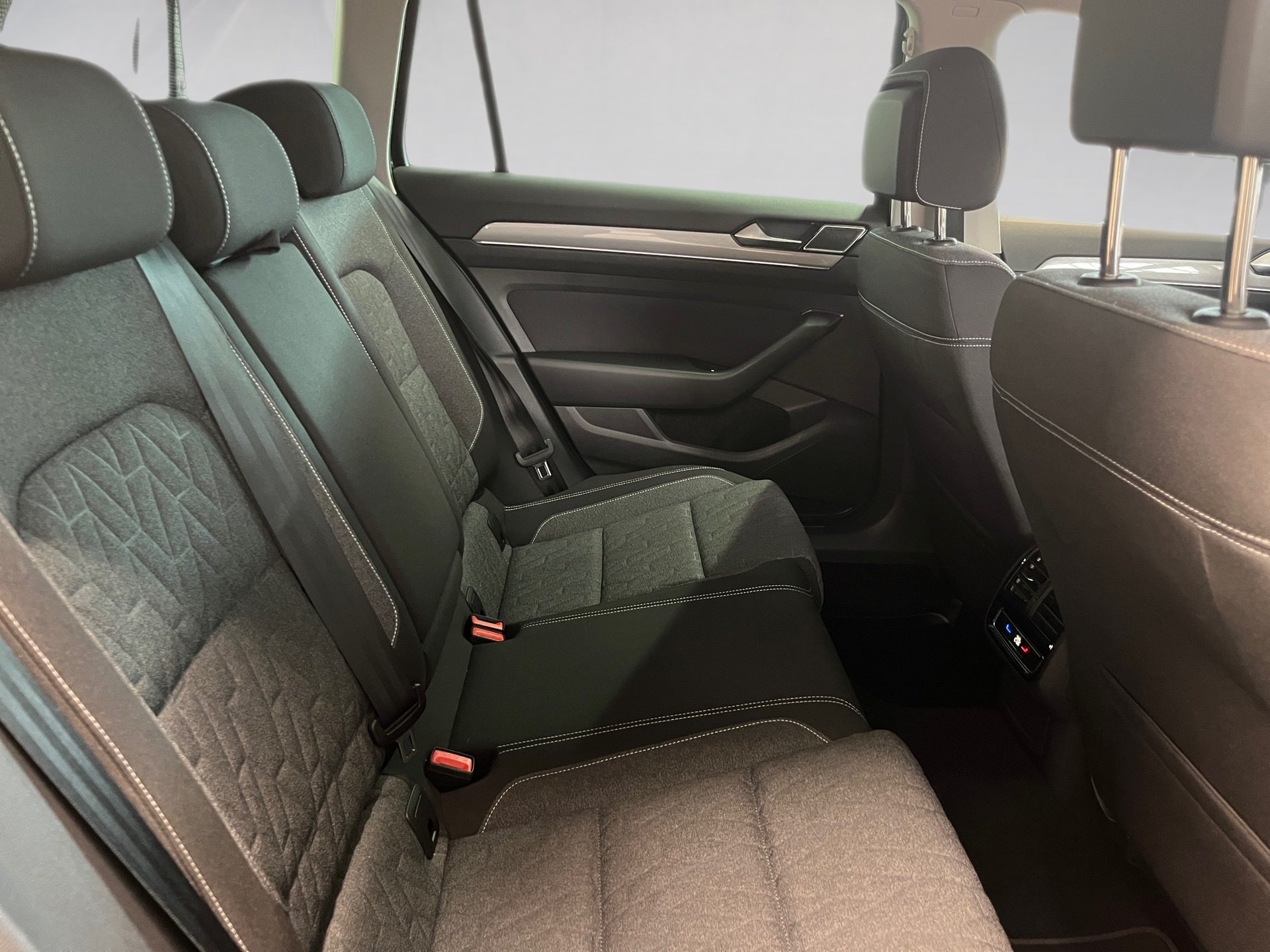Passat Variant BUSINESS TDI DSG+AHK+ALU 16+RÜCKFAHRKAMERA+LED-MATRIX+TRAVEL ASSIST+NAVI