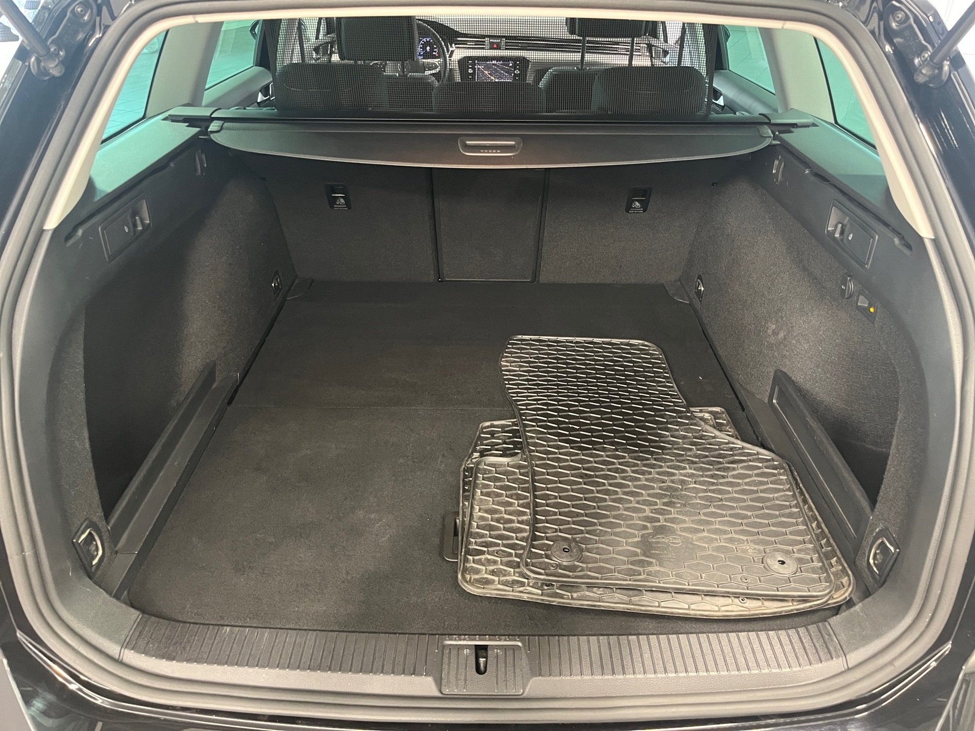 Passat Variant BUSINESS TDI DSG+AHK+ALU 16+RÜCKFAHRKAMERA+LED-MATRIX+TRAVEL ASSIST+NAVI