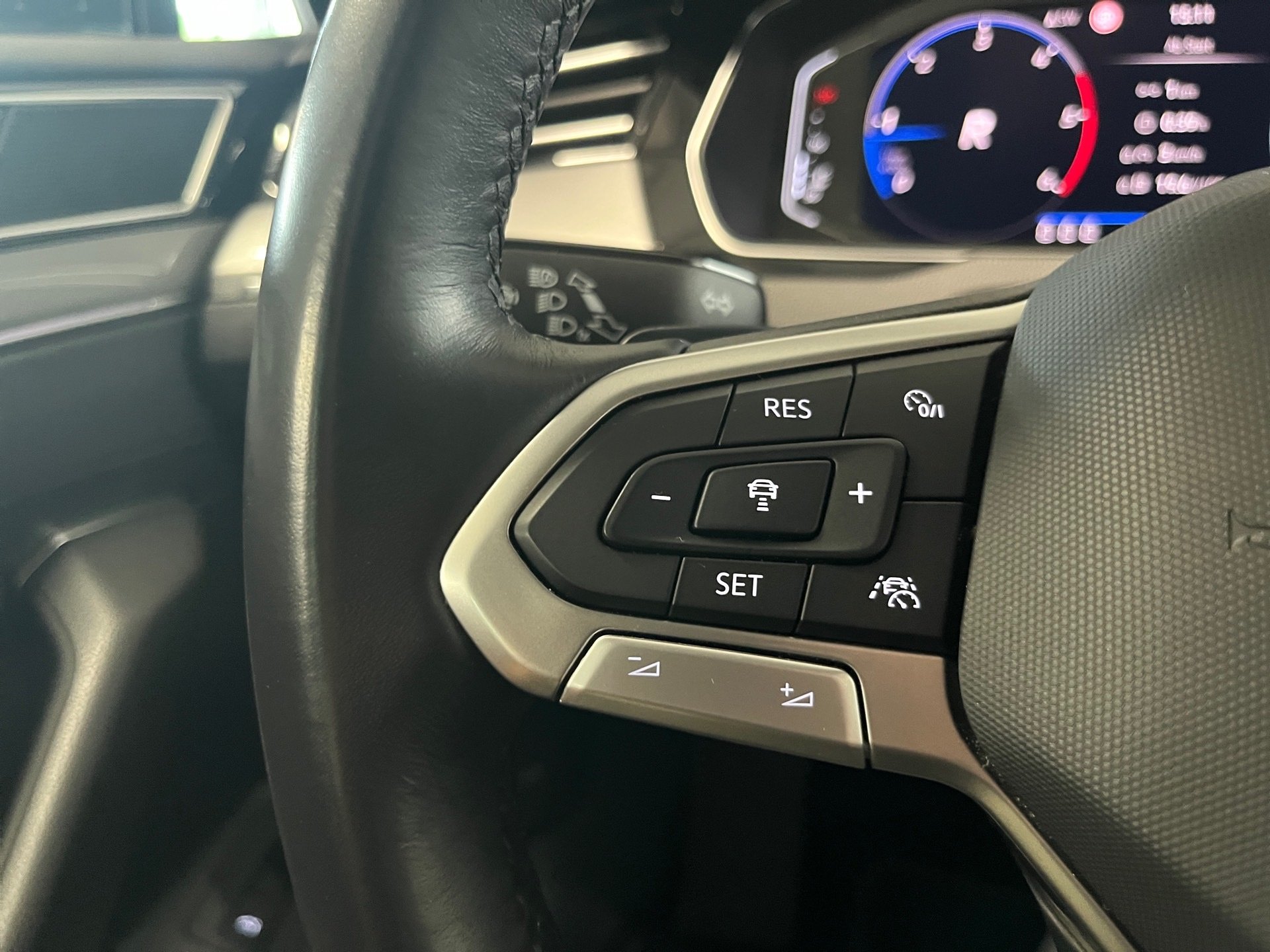 Passat Variant BUSINESS TDI DSG+AHK+ALU 16+RÜCKFAHRKAMERA+LED-MATRIX+TRAVEL ASSIST+NAVI