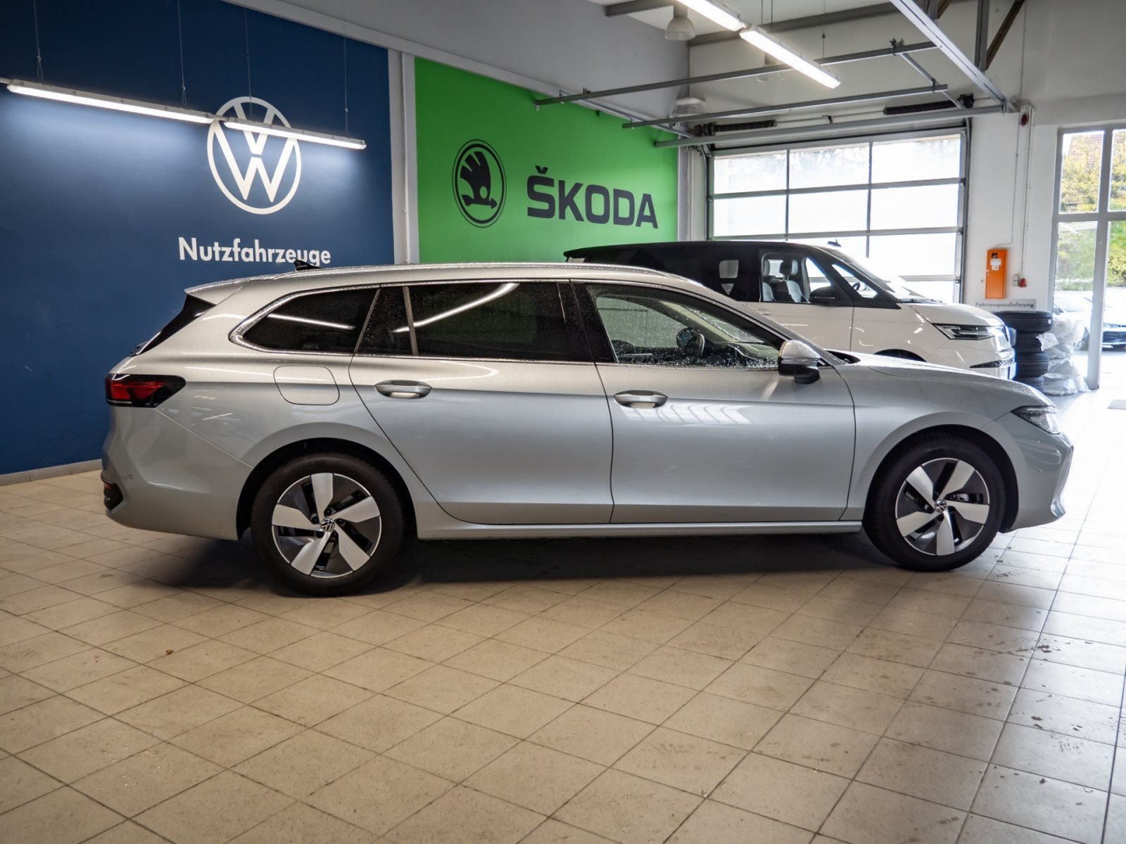 Passat Variant BUSINESS eTSI DSG+AHK+ALU 17+360°KAMERA+LED+MASSAGE+APP+ACC+KLIMA+NAVI