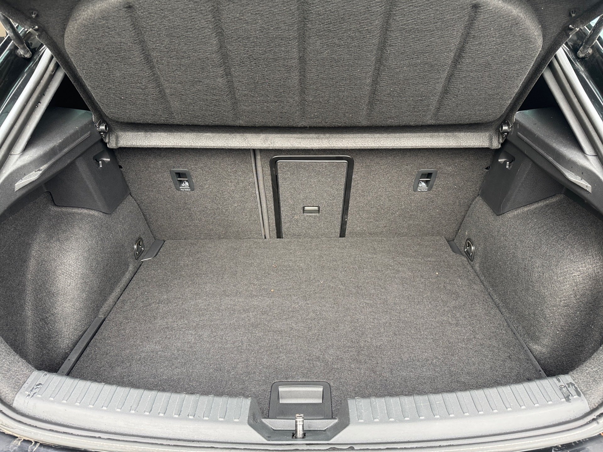 Cupra Leon eTSI+ALU 18+RÜCKFAHRKAMERA+LED+ACC+NAVI+SPRACHSTEUERUNG+PARKLENKASSISTEN